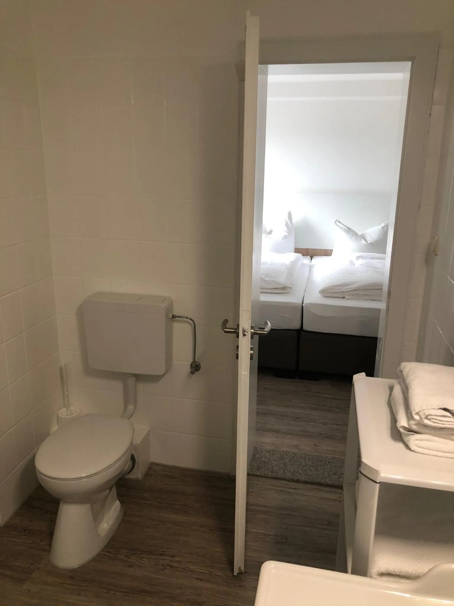 Bathroom, Bed in Heeren's Hotel Garni