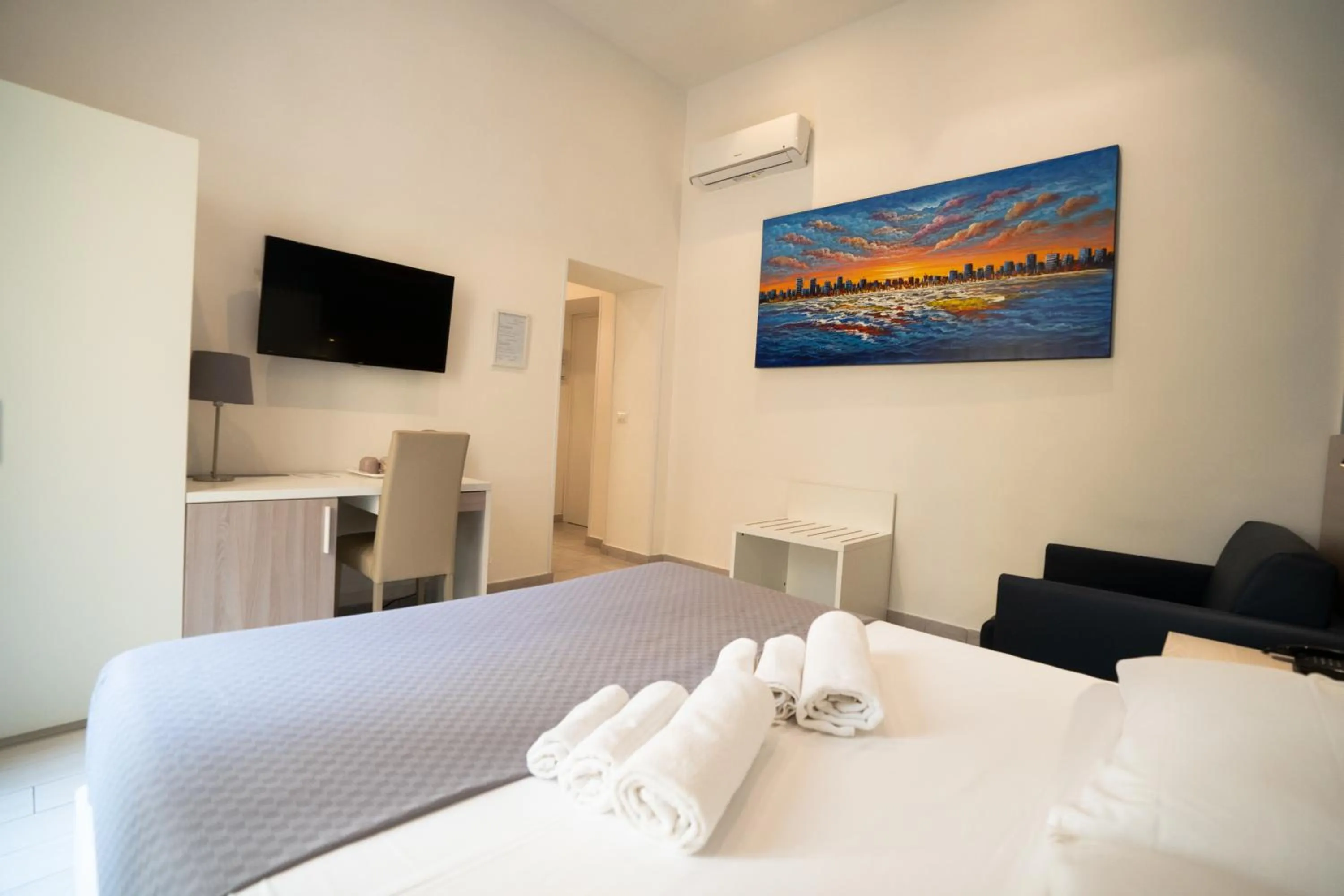 Photo of the whole room, Bed in New Gallery