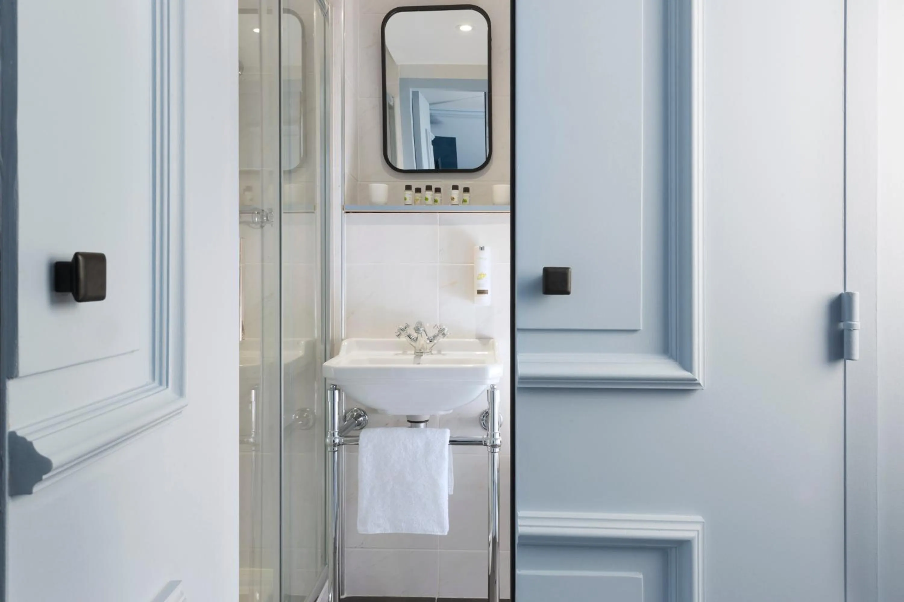 Bathroom in Hôtel Céleste Batignolles Montmartre