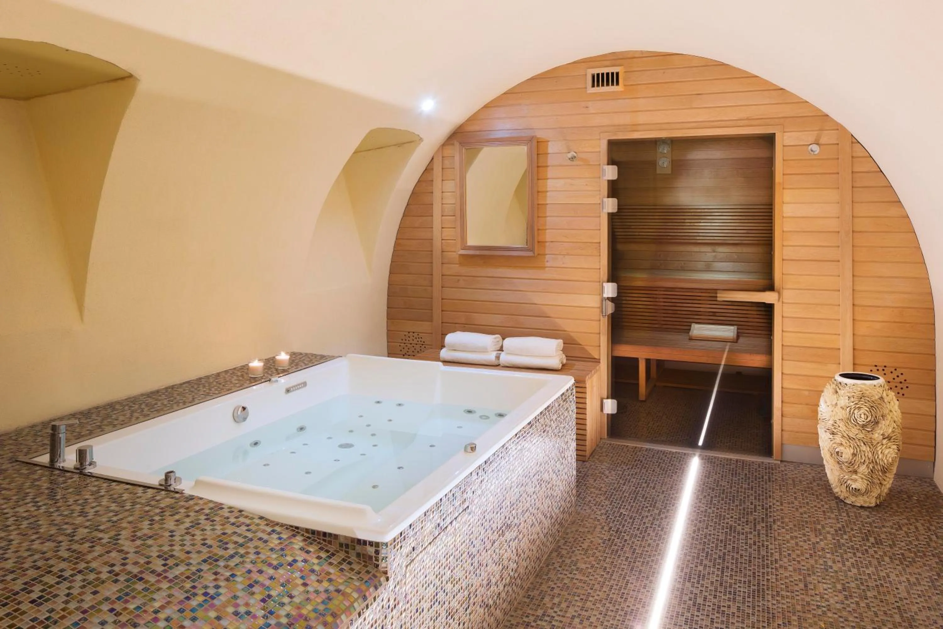Hot Tub in Hôtel Céleste Batignolles Montmartre
