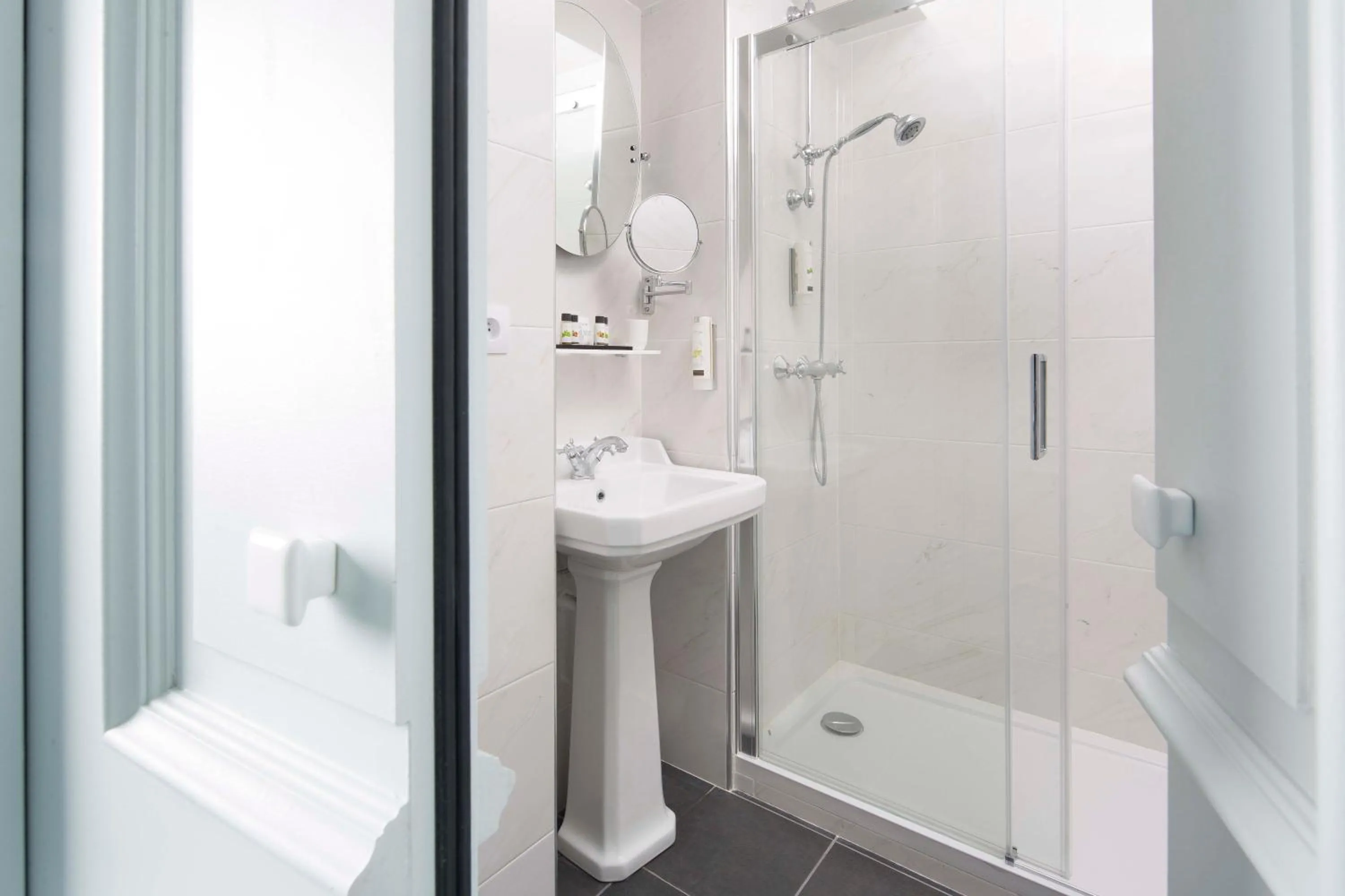 Bathroom in Hôtel Céleste Batignolles Montmartre