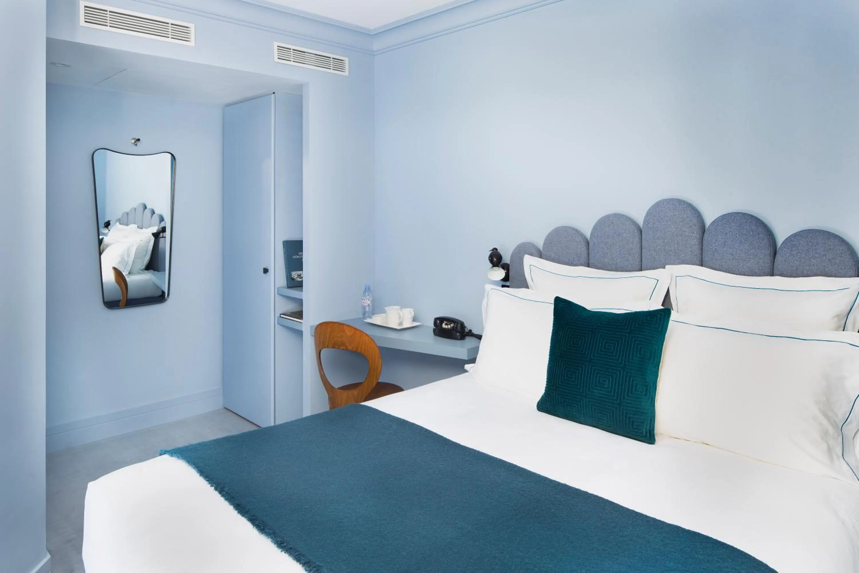 Bed in Hôtel Céleste Batignolles Montmartre