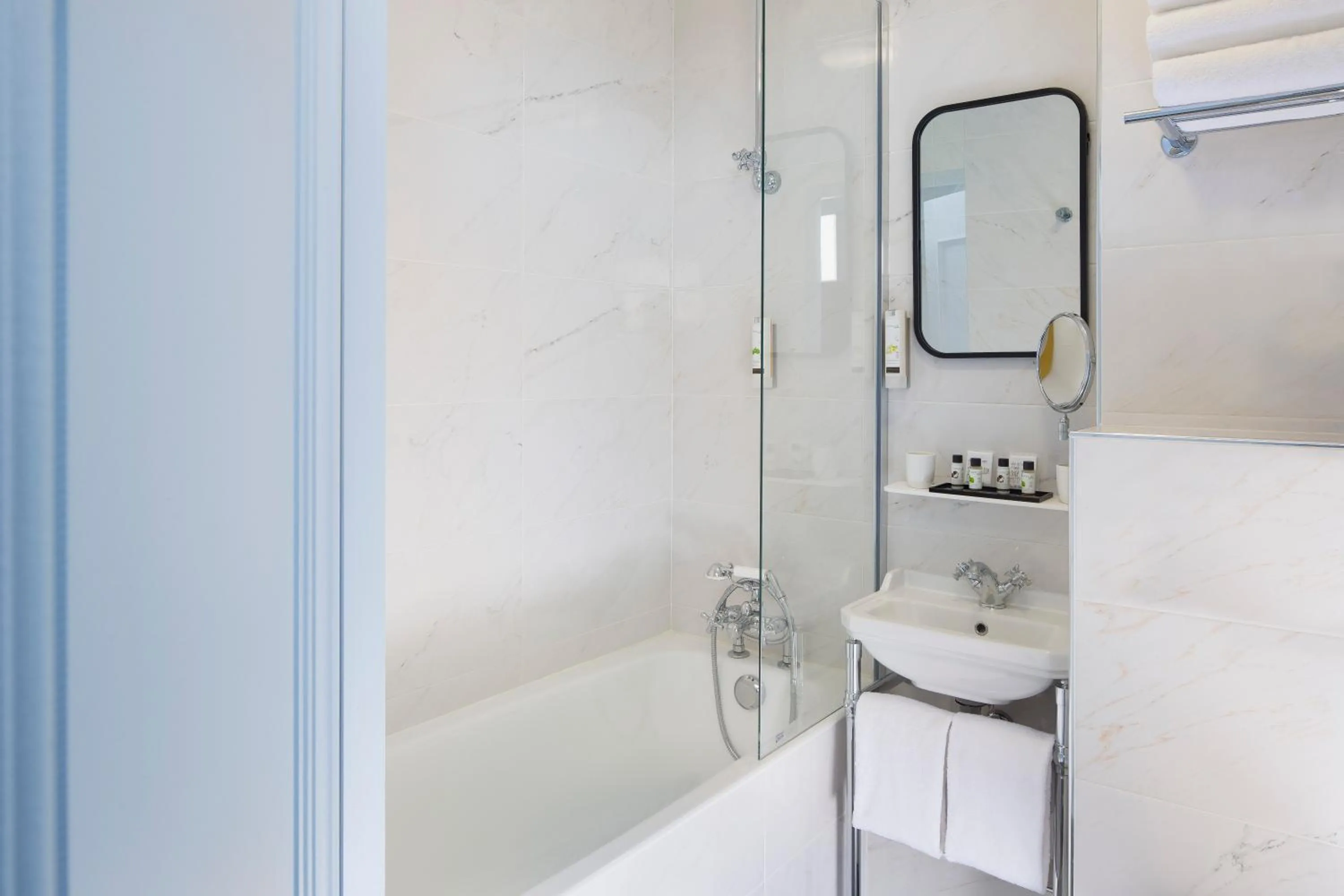 Bathroom in Hôtel Céleste Batignolles Montmartre