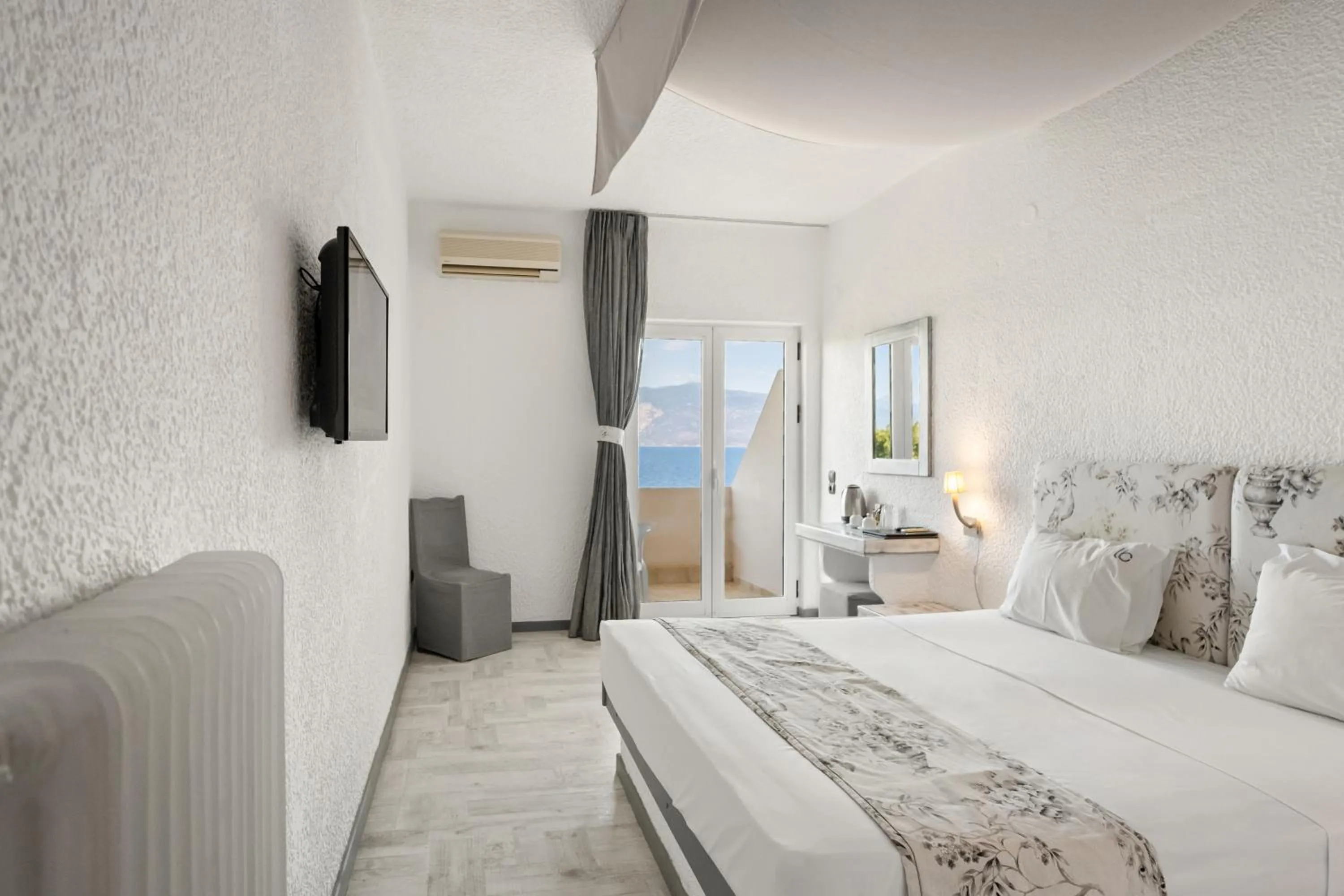 Bed in Long Beach Hotel & Resort