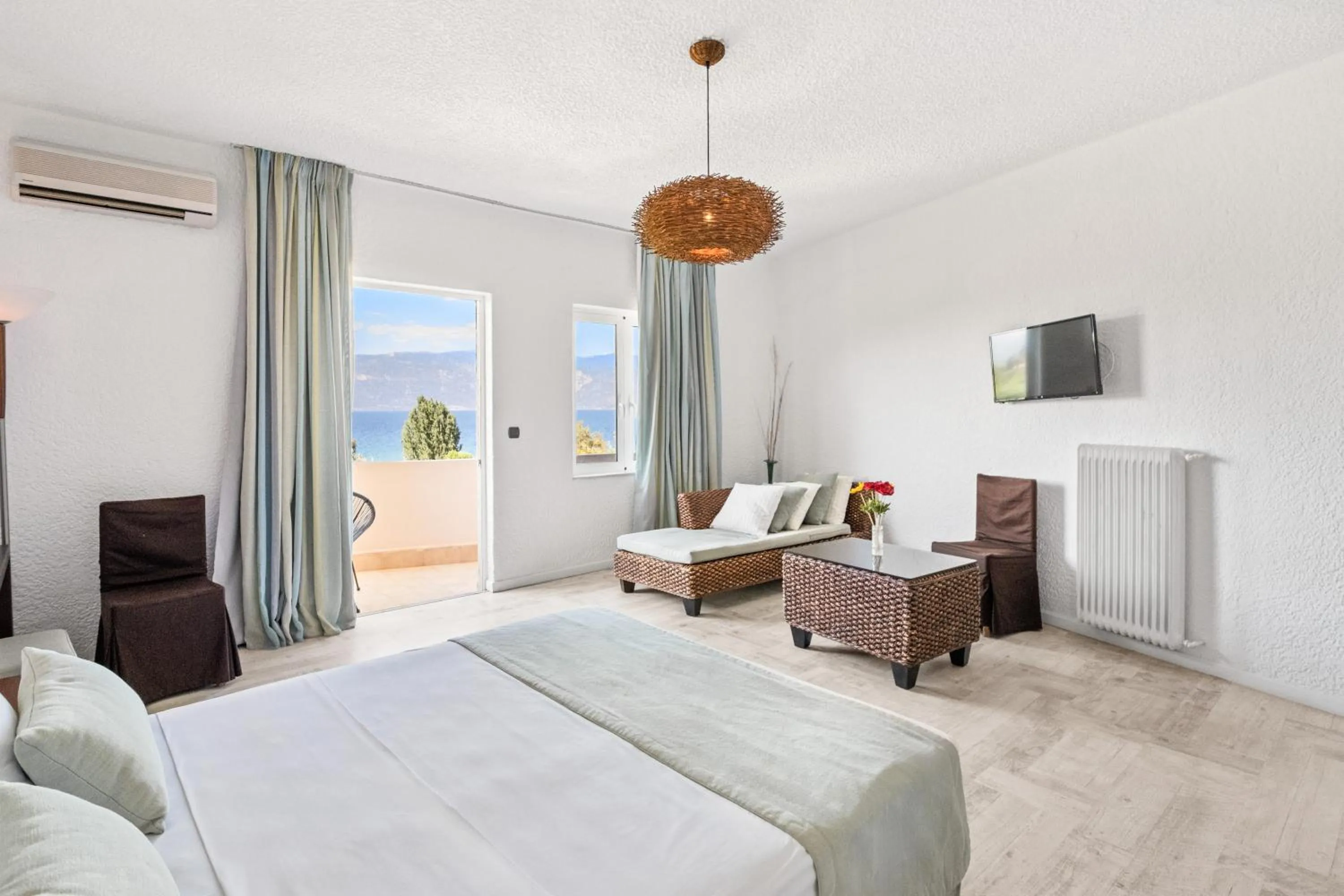 Bed in Long Beach Hotel & Resort