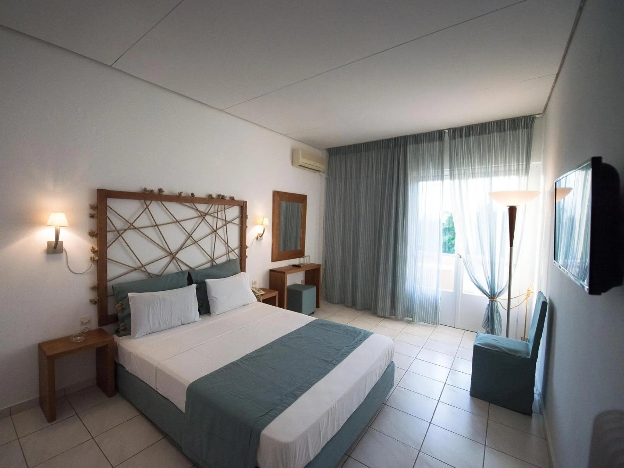 Bed in Long Beach Hotel & Resort