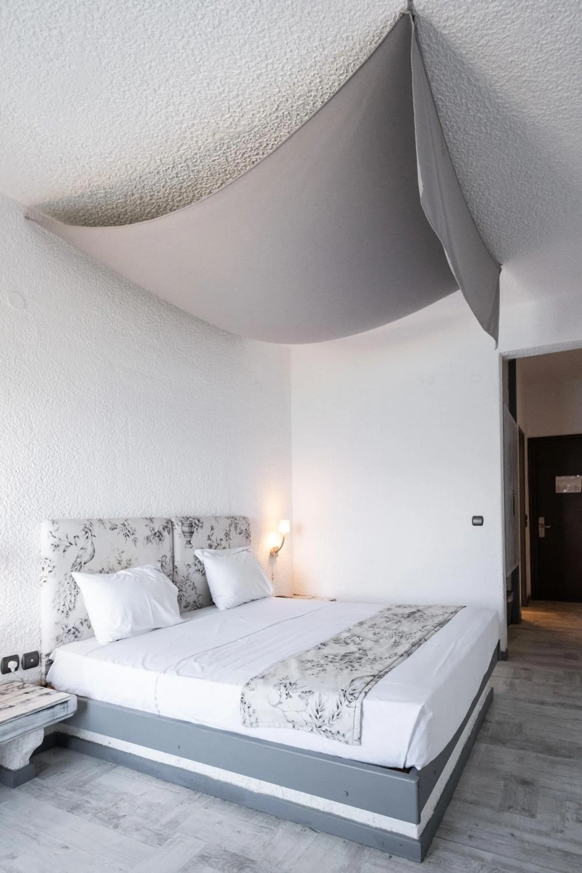 Bed in Long Beach Hotel & Resort