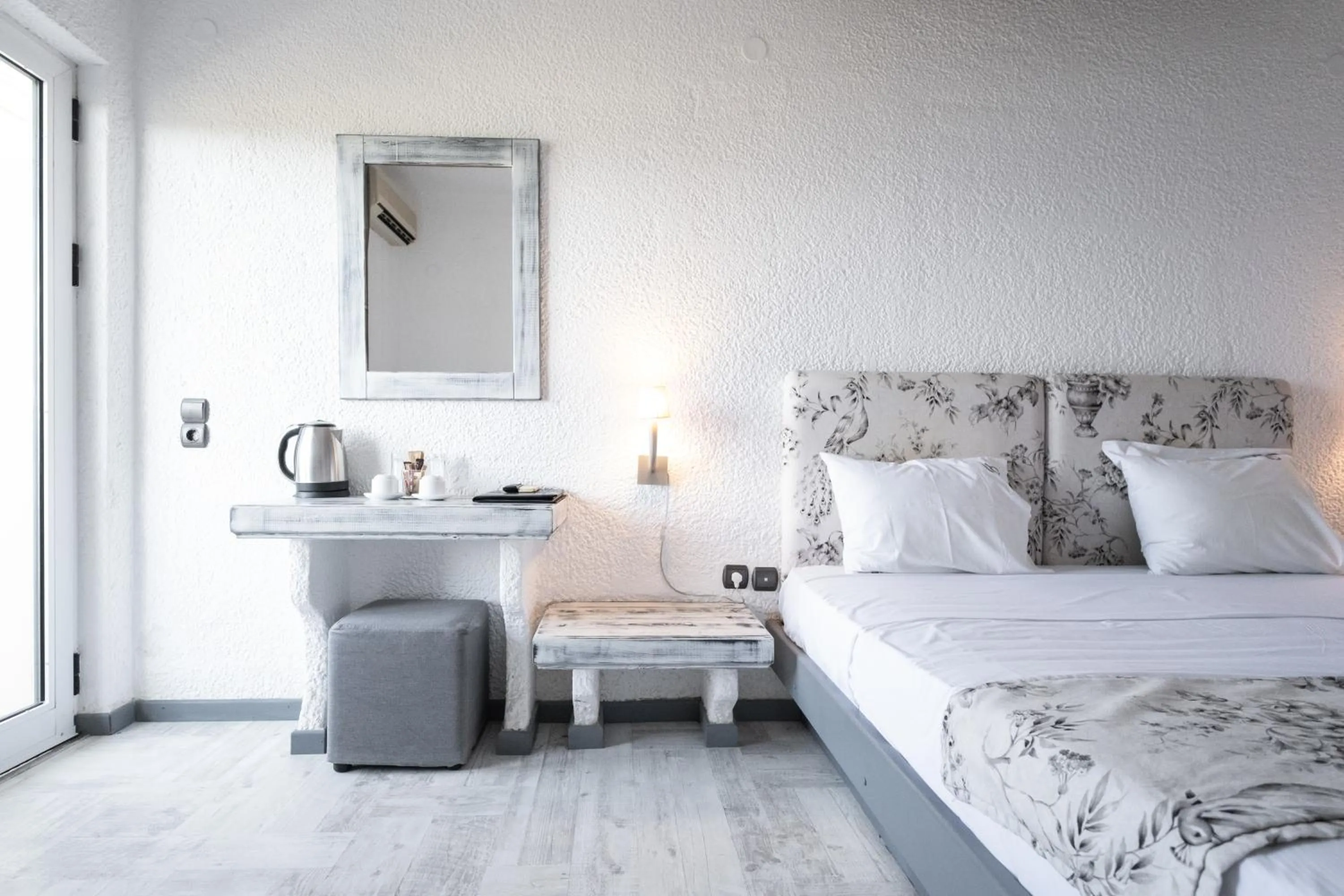 Bed in Long Beach Hotel & Resort