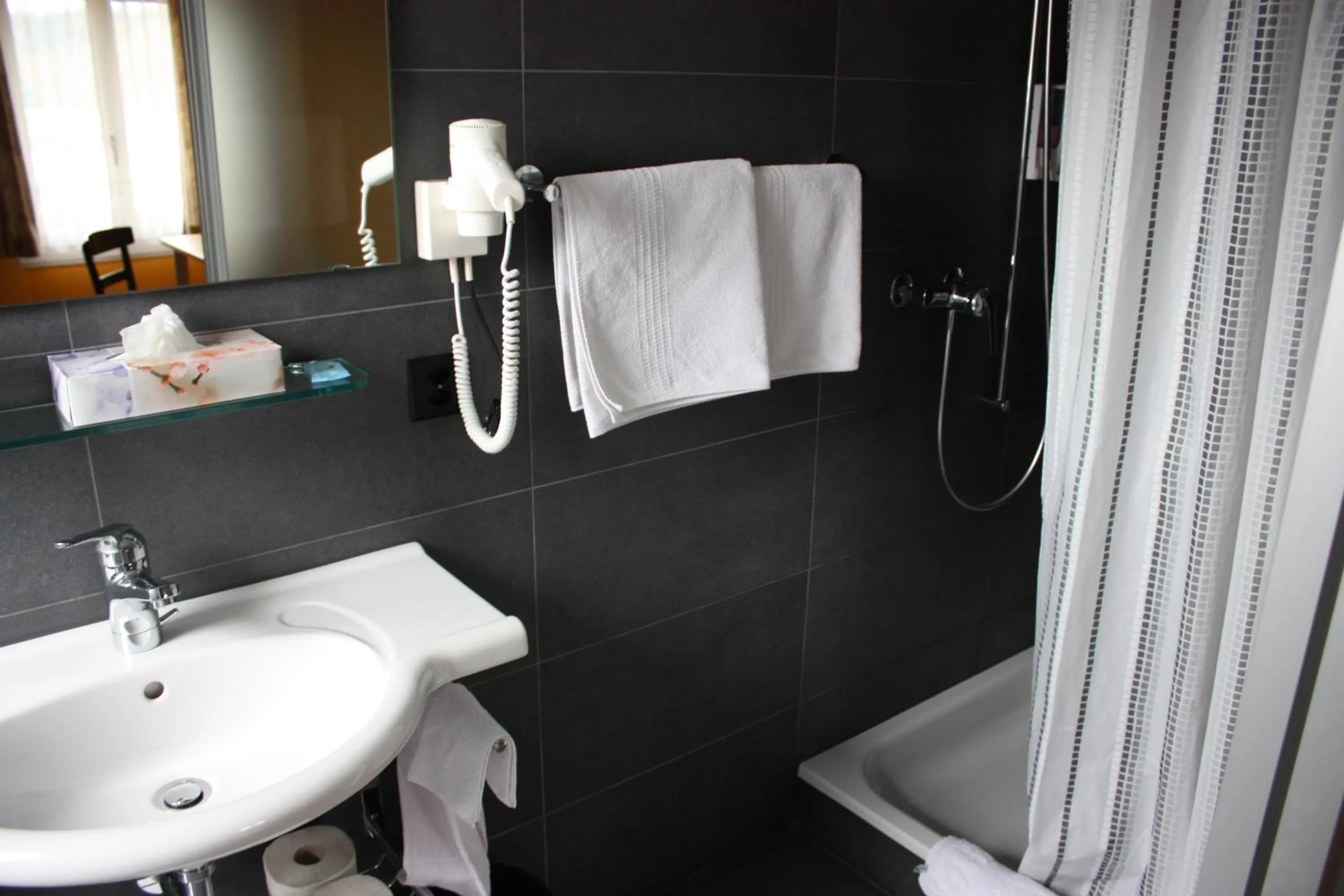 Shower in Hotel Koi-Gartenteich