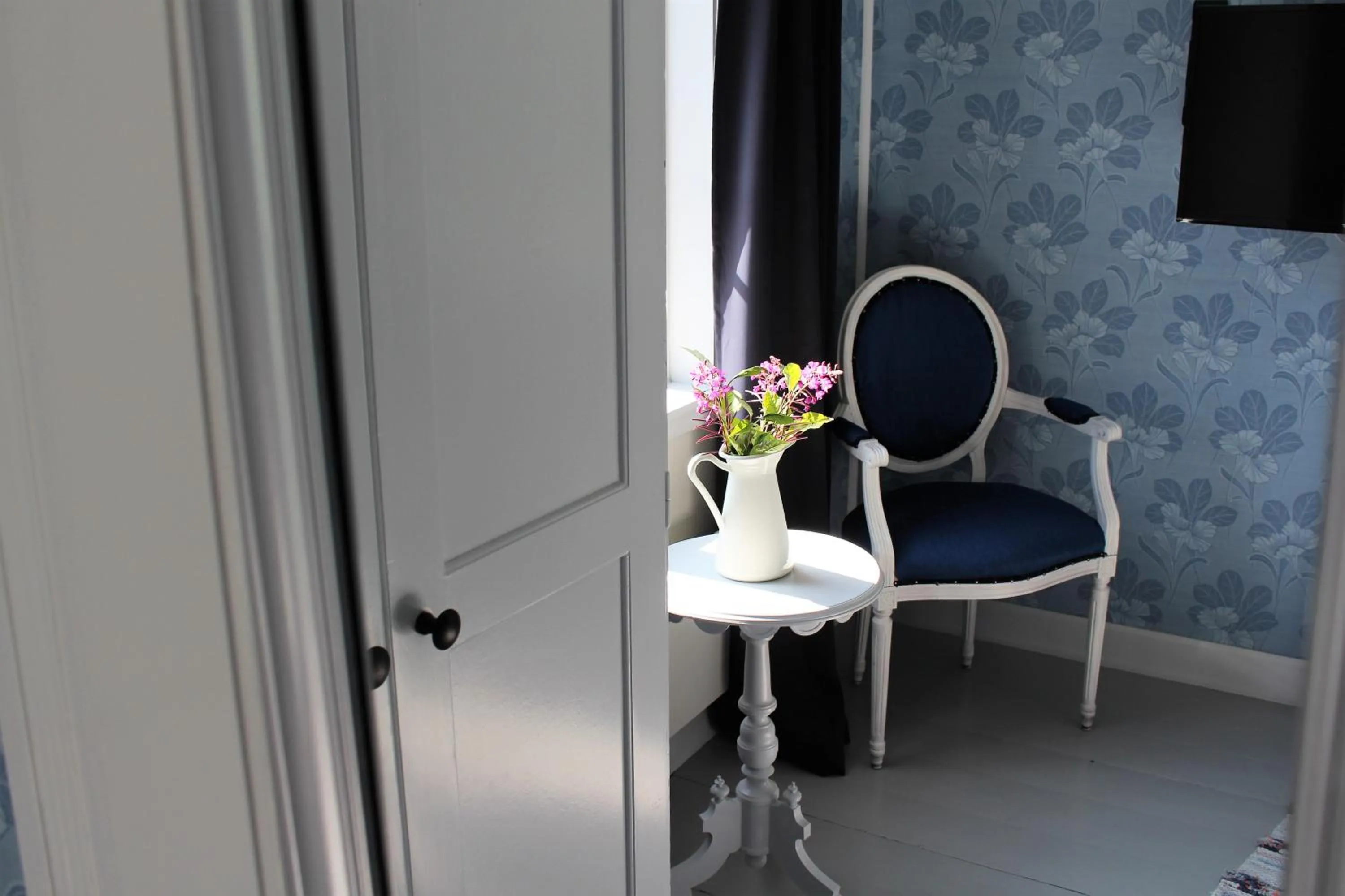 Seating area in STF Hostel Vilhelmina Kyrkstad