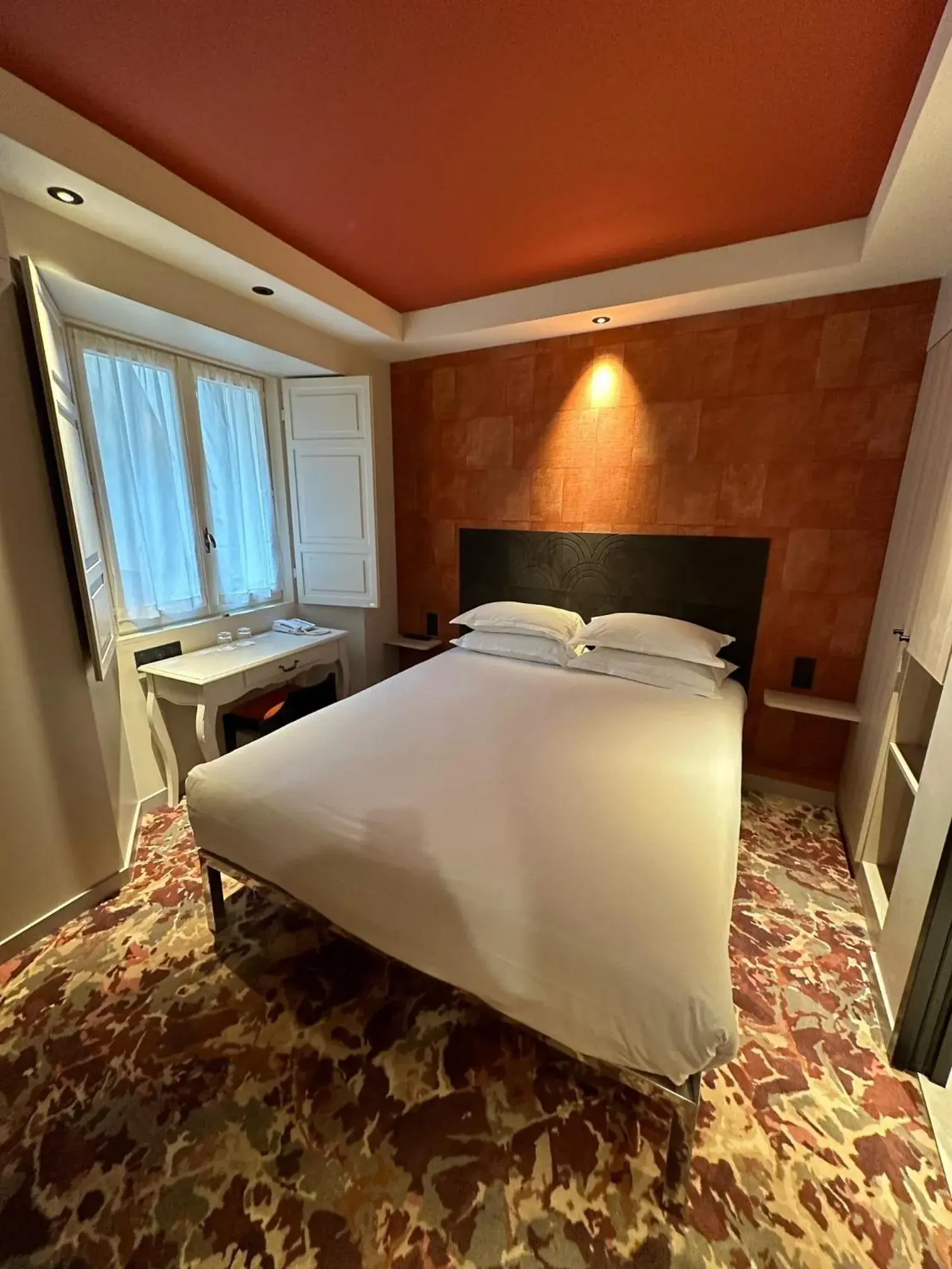 Photo of the whole room, Bed in Hôtel Le Médiéval