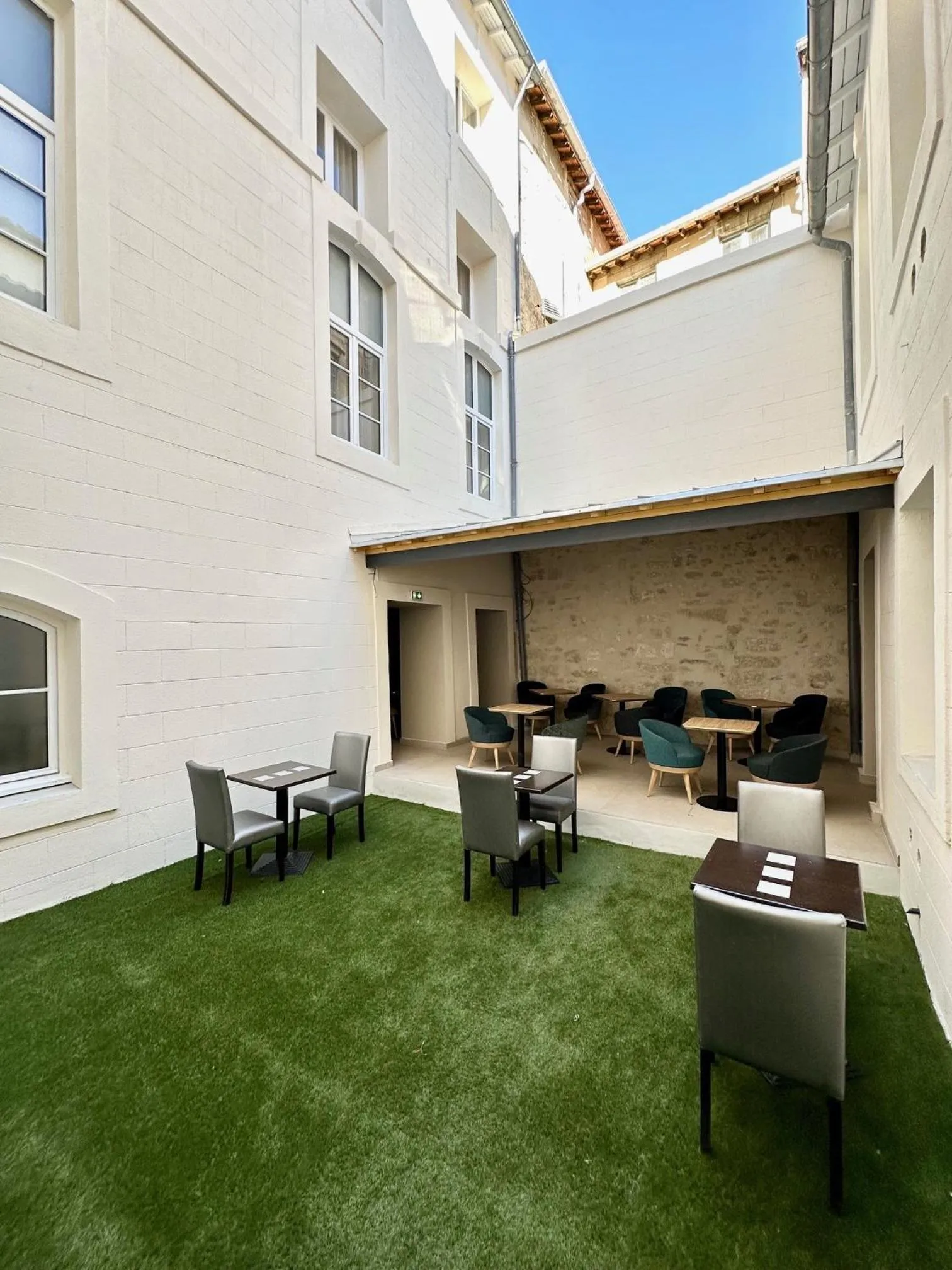 Patio in Hôtel Le Médiéval Palais des Papes