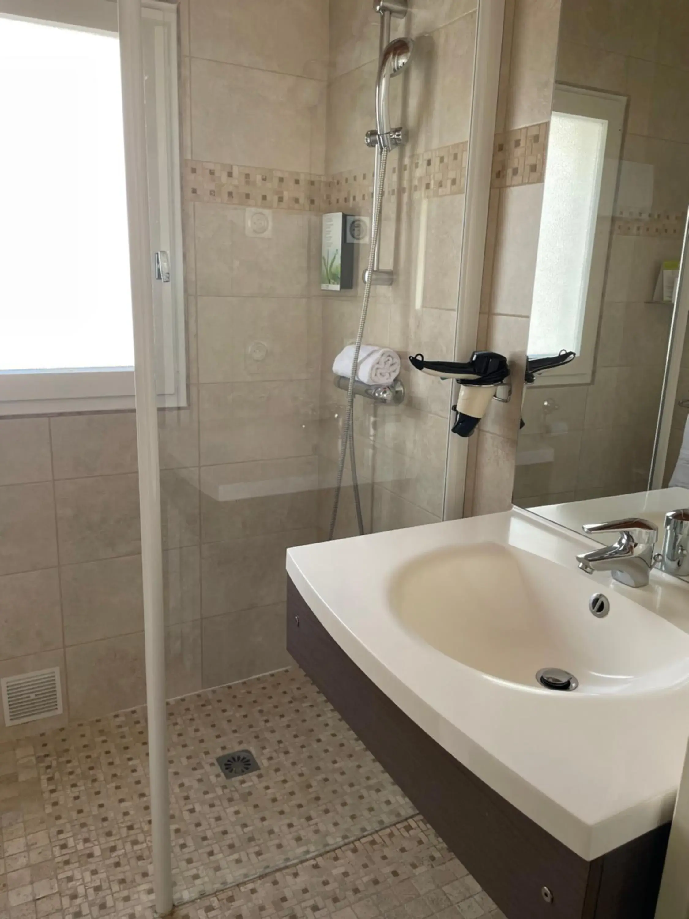 Shower, Bathroom in Hôtel Le Médiéval