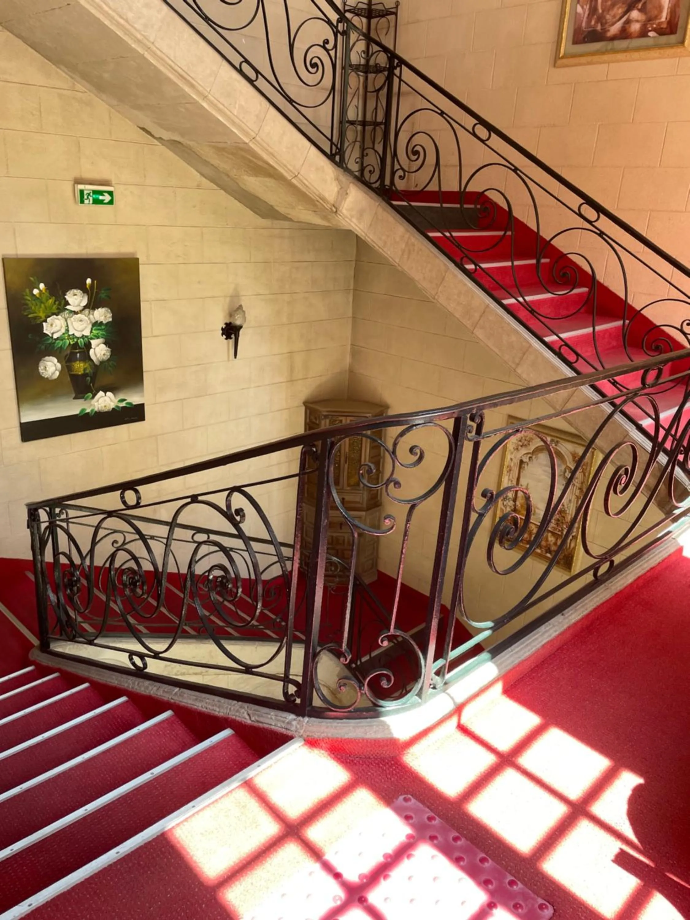 Property building in Hôtel Le Médiéval Palais des Papes