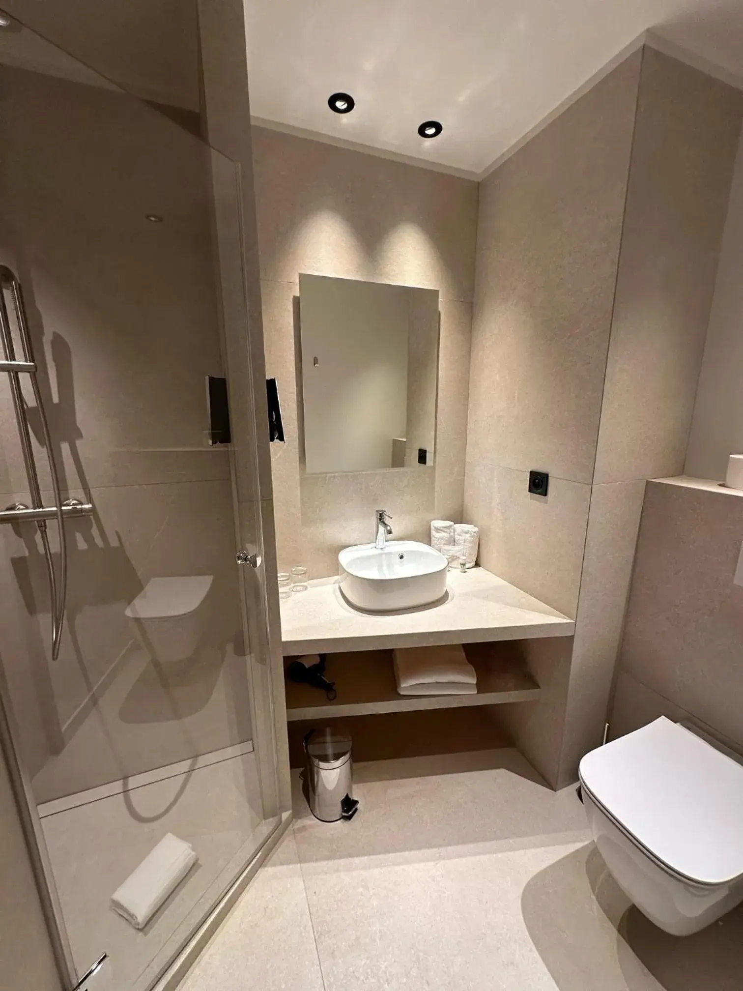 Bathroom in Hôtel Le Médiéval