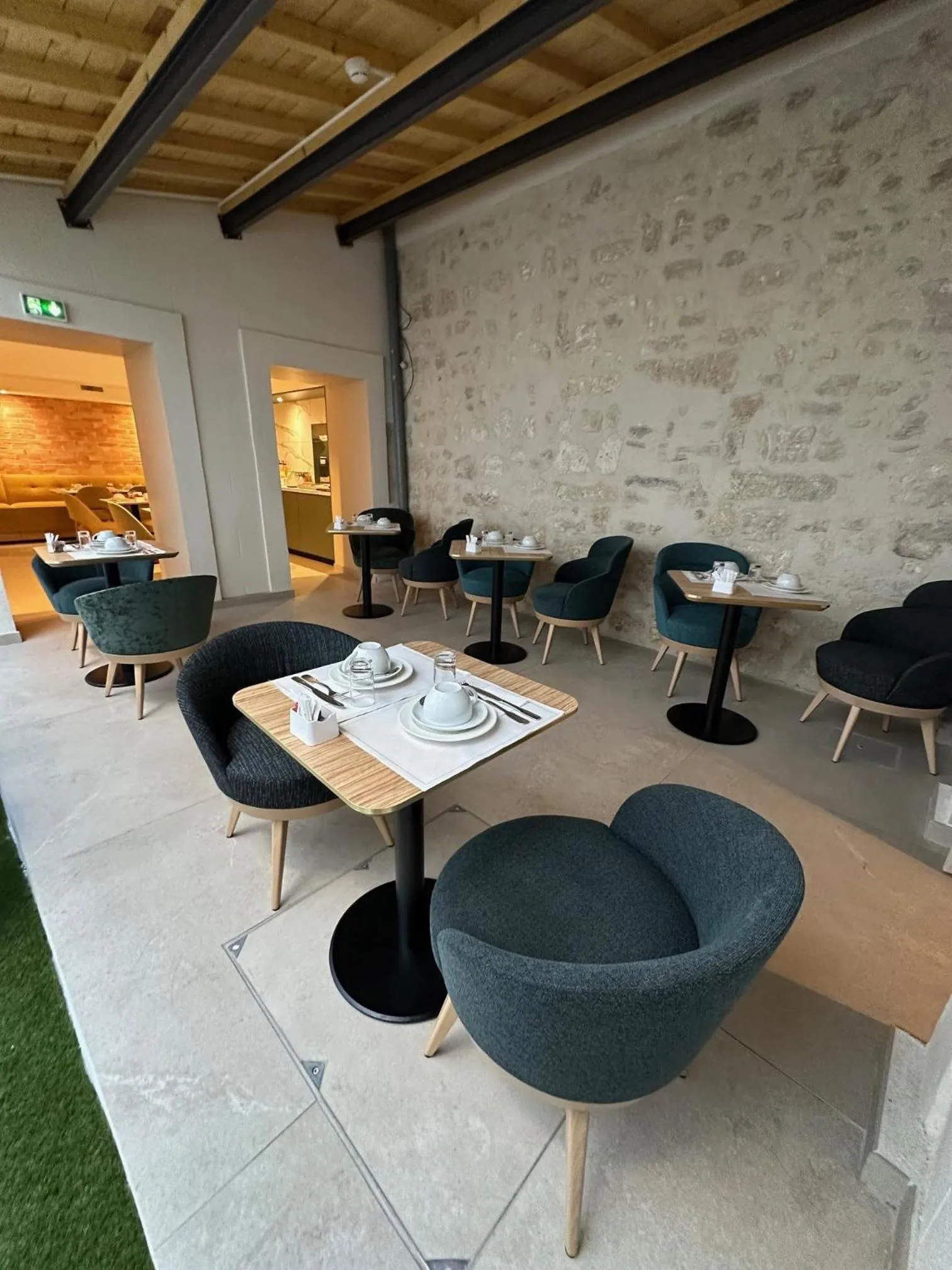 Patio in Hôtel Le Médiéval Palais des Papes