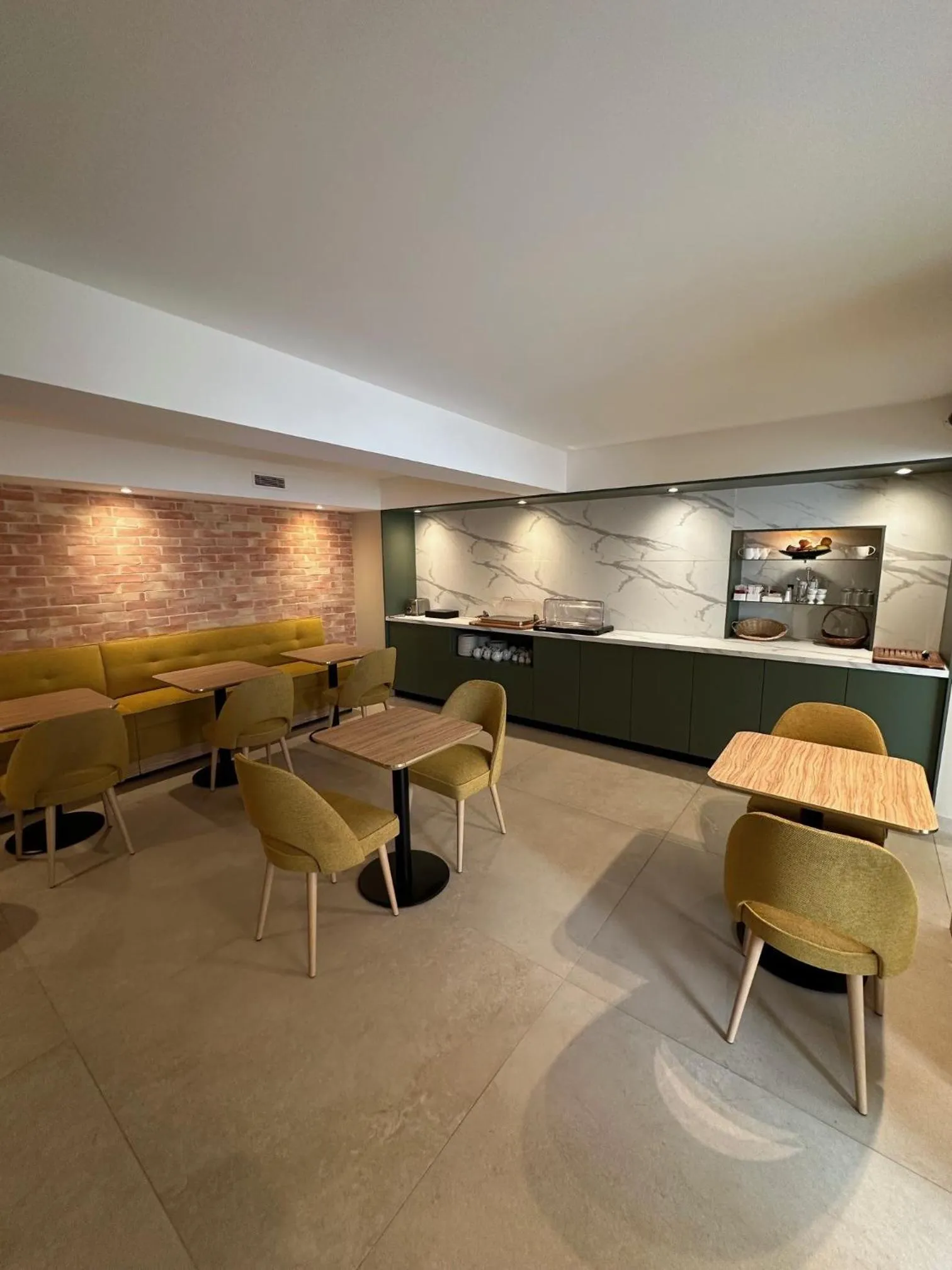 Breakfast in Hôtel Le Médiéval Palais des Papes