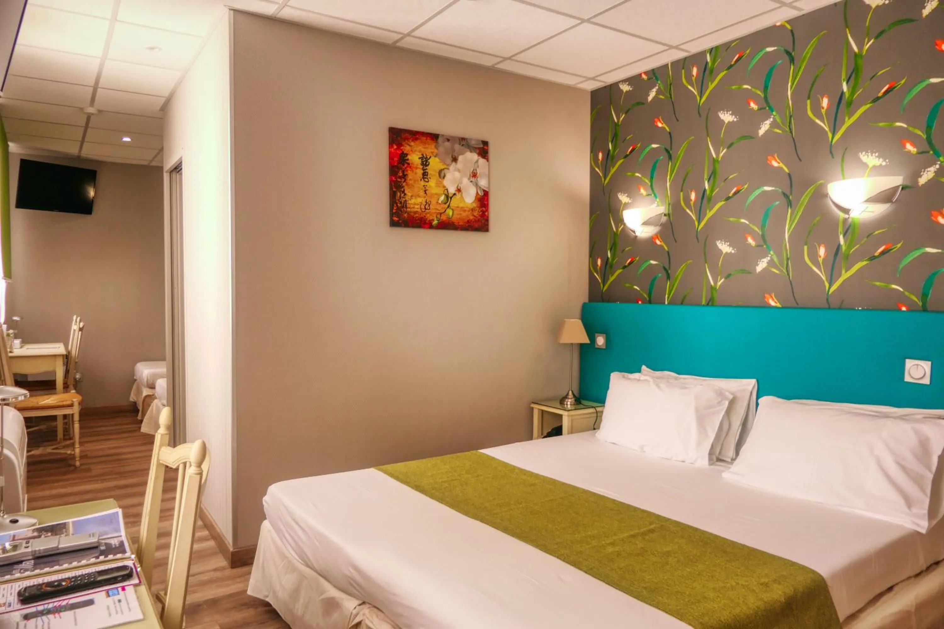 Bed in Hôtel Le Médiéval Palais des Papes