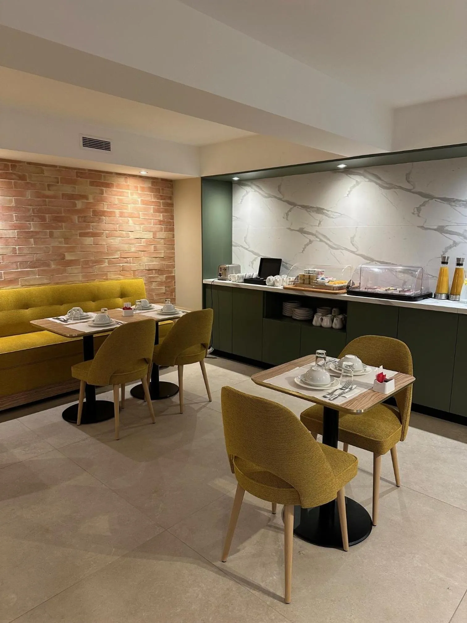 Buffet breakfast in Hôtel Le Médiéval Palais des Papes