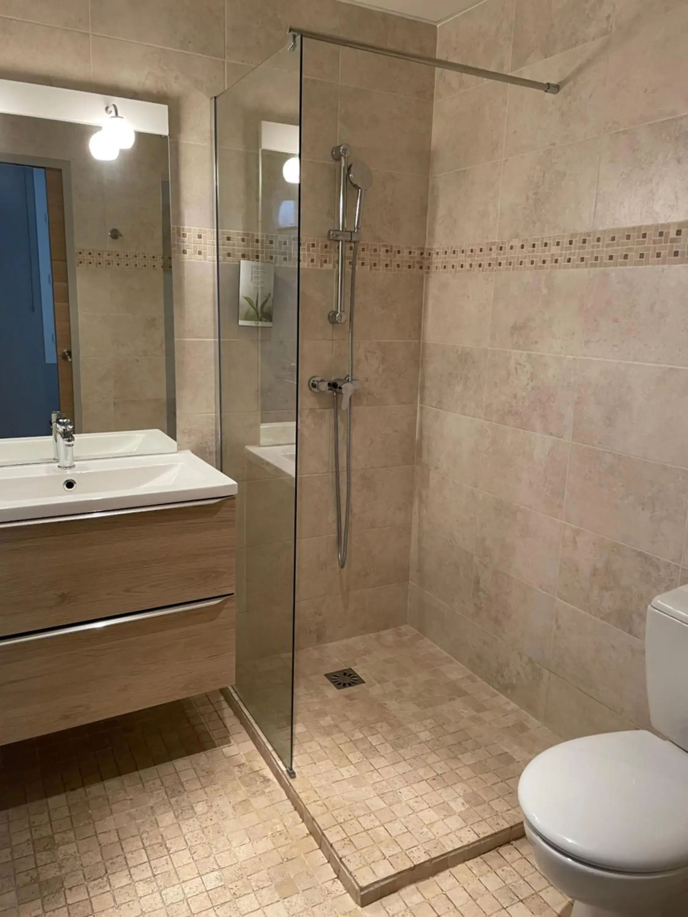 Shower, Bathroom in Hôtel Le Médiéval