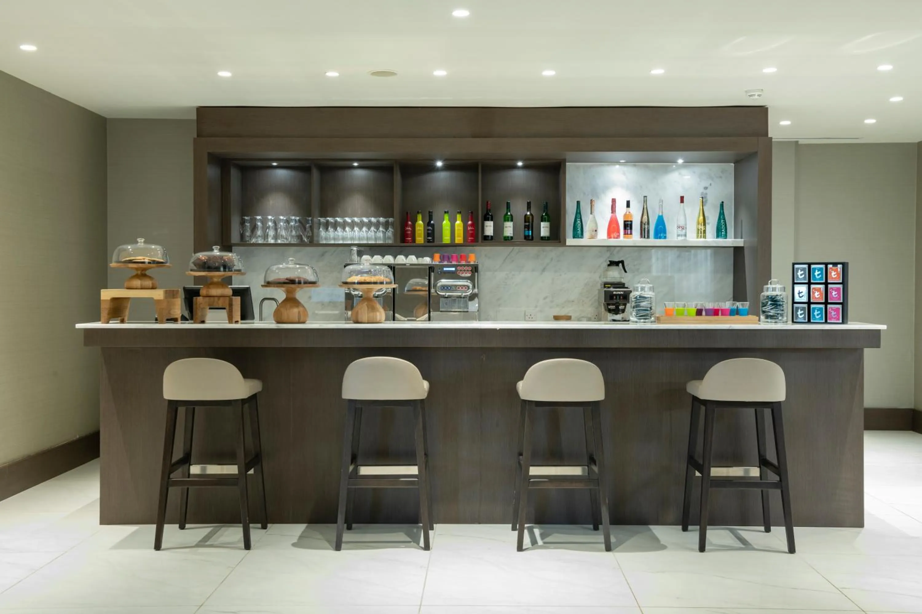 Lounge or bar in Radisson Blu Hotel, Jeddah Corniche