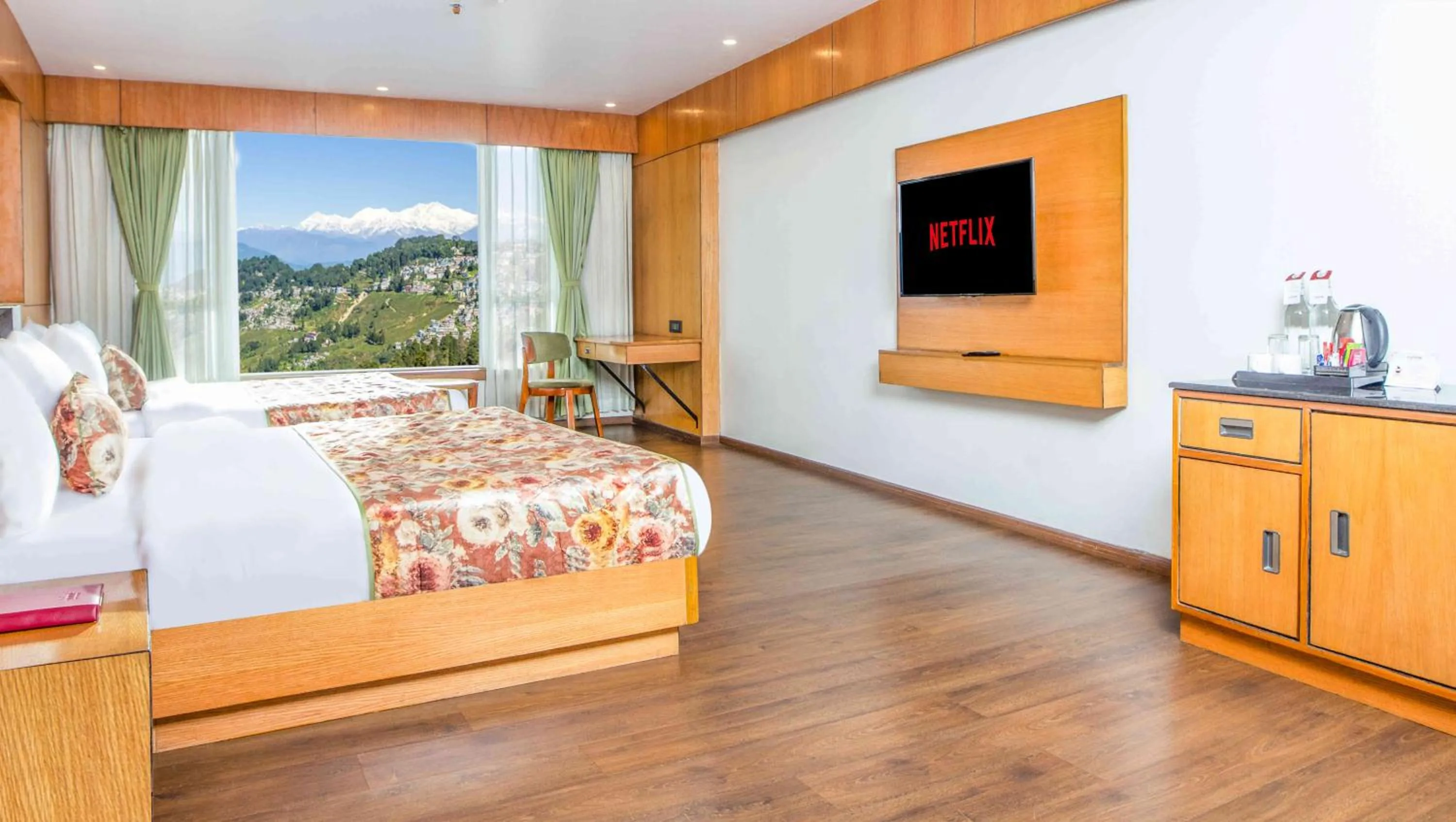 Bed in Summit Montana Suites & Spa at Mall