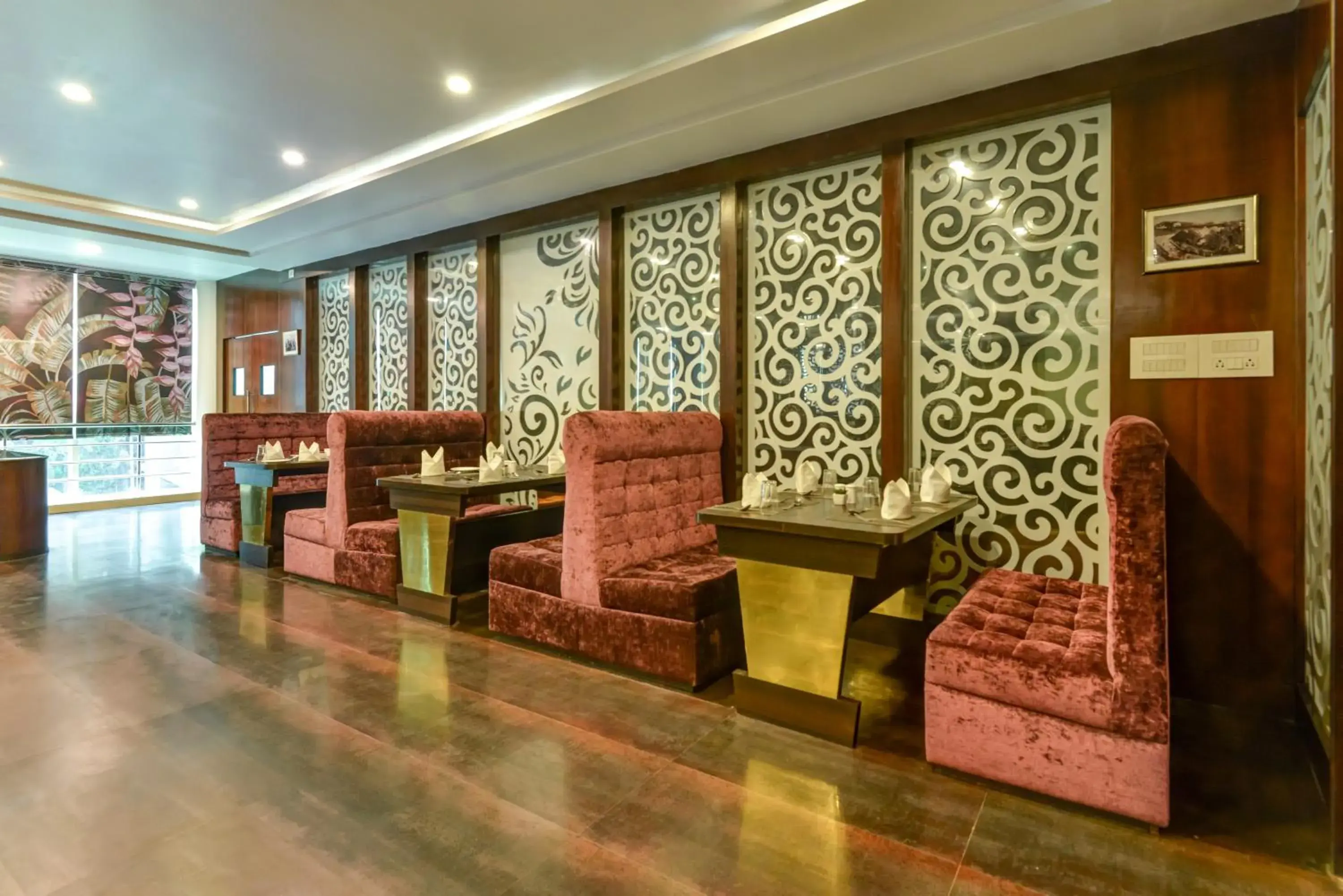 Restaurant/places to eat in Summit Montana Suites & Spa at Mall Restaurant/places to eat in Summit Montana Suites & Spa at Mall