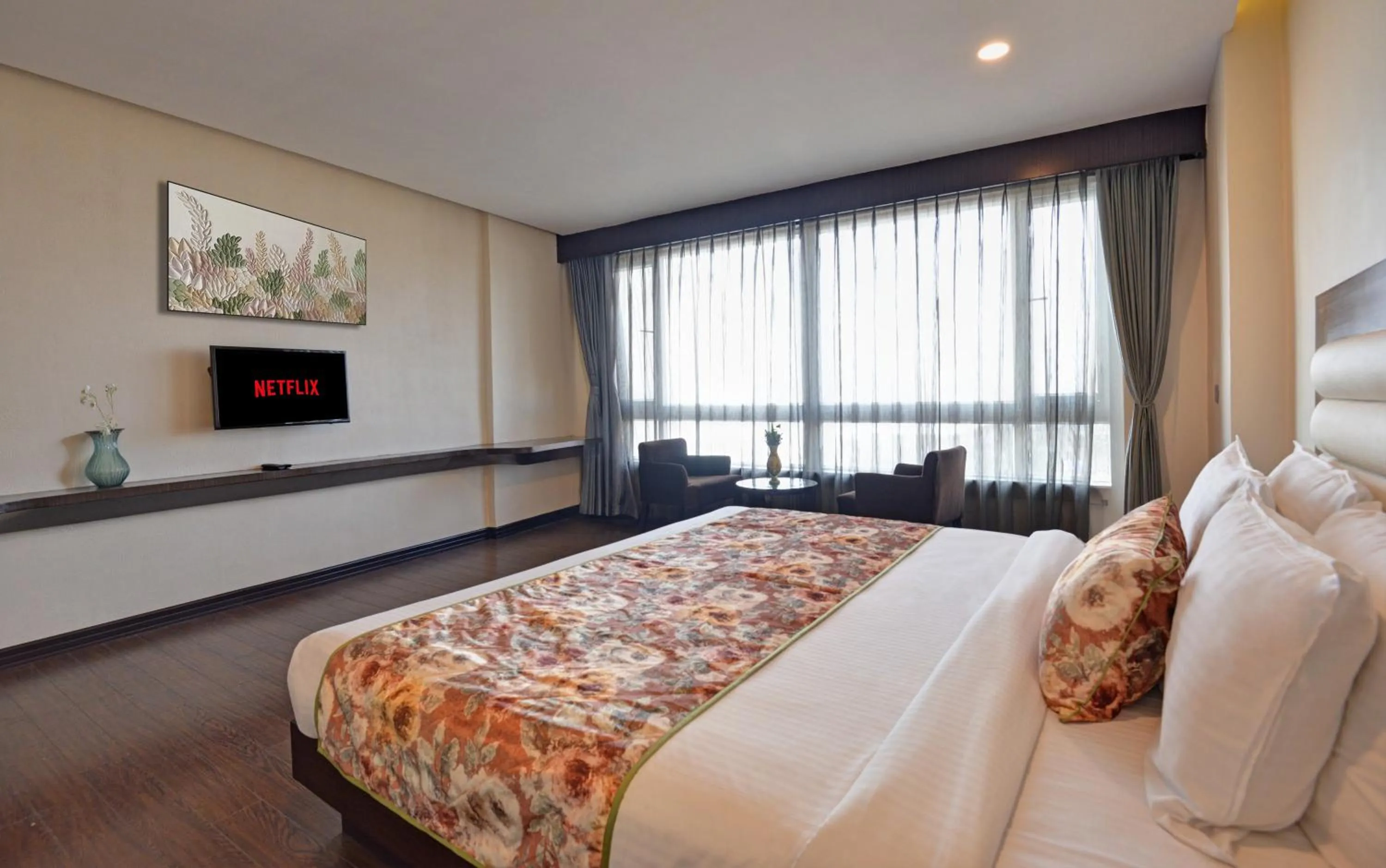 Bed in Summit Montana Suites & Spa at Mall