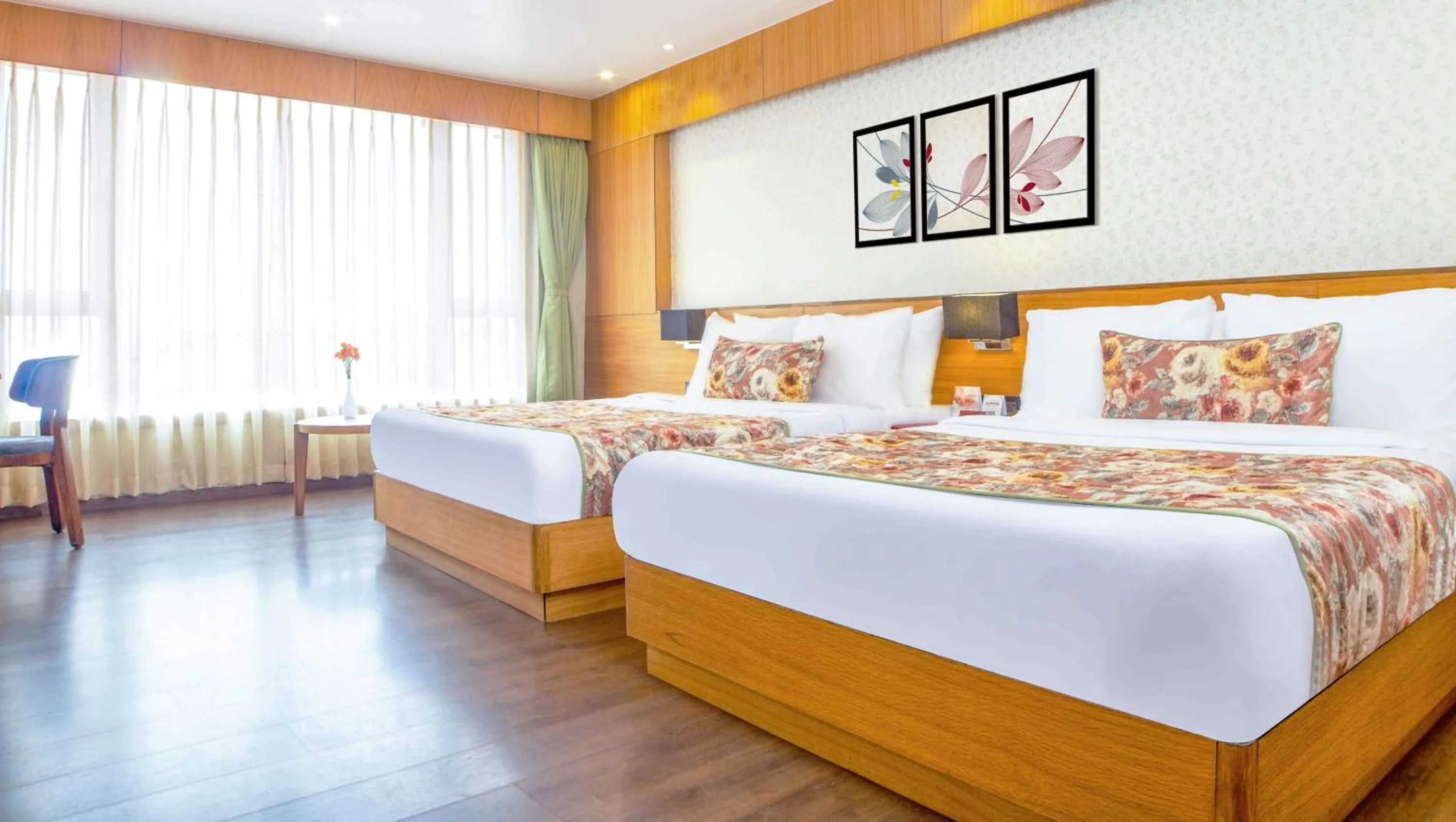 Bed in Summit Montana Suites & Spa at Mall