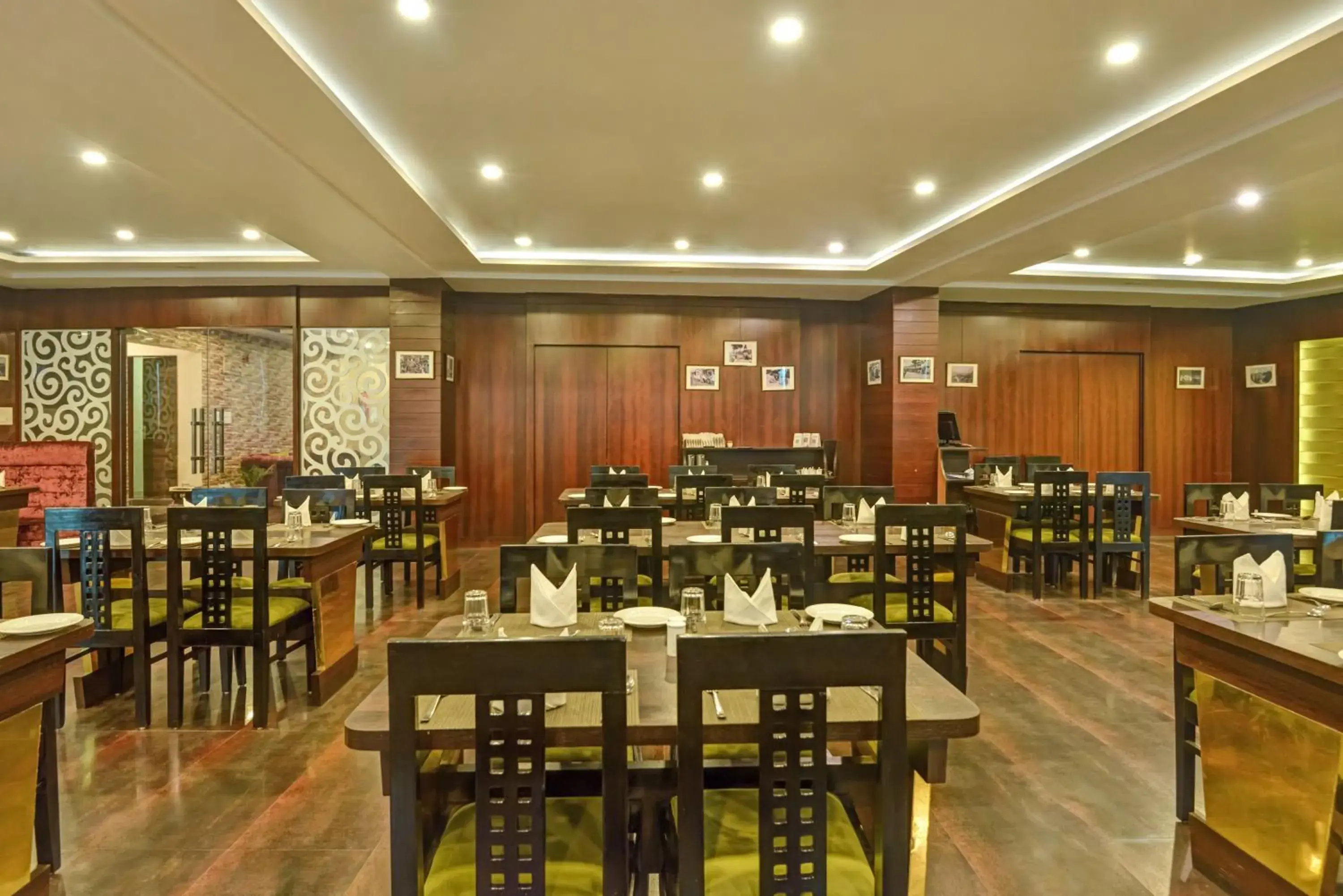 Restaurant/places to eat in Summit Montana Suites & Spa at Mall Restaurant/places to eat in Summit Montana Suites & Spa at Mall