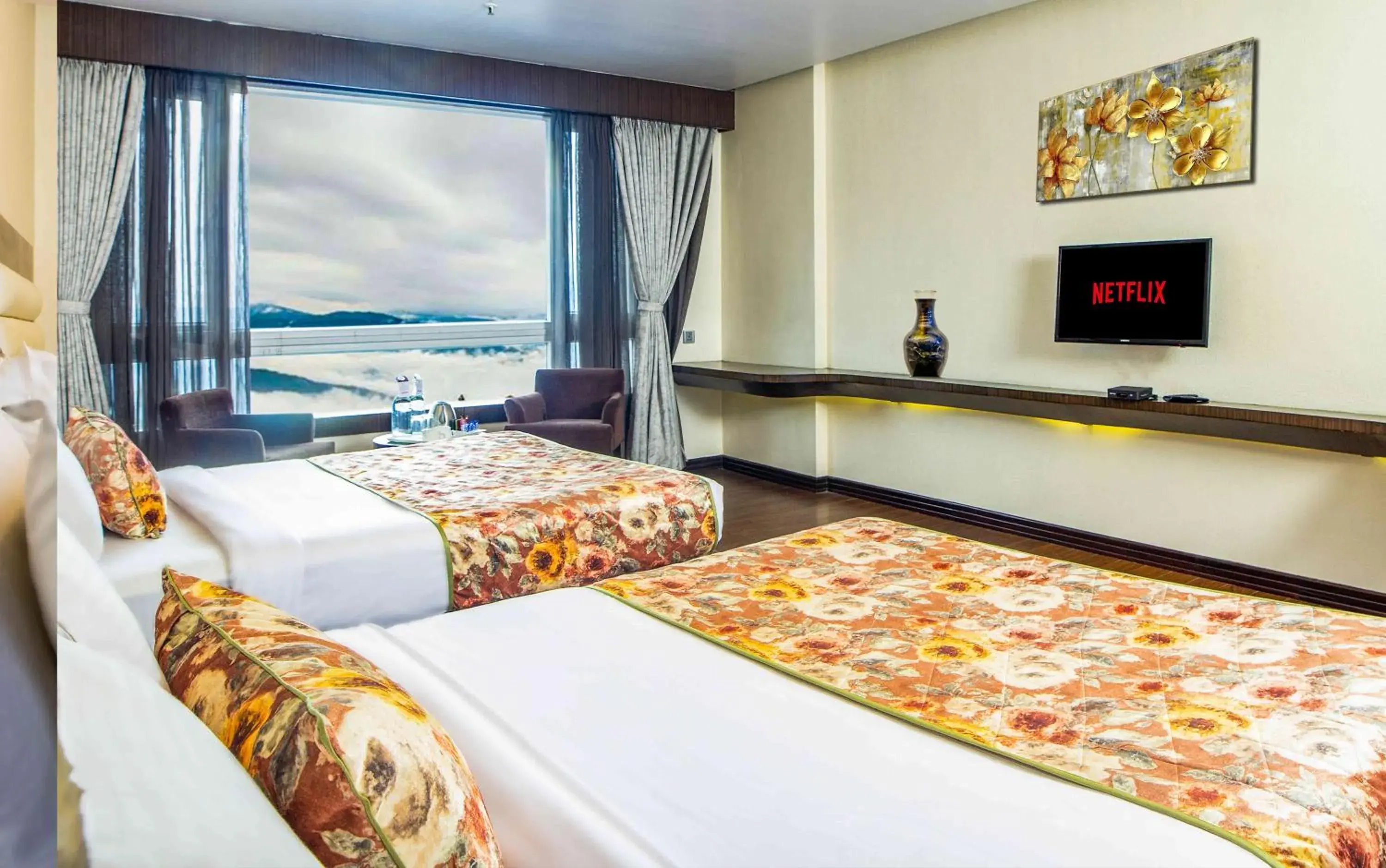 TV and multimedia, Bed in Summit Montana Suites & Spa at Mall TV and multimedia, Bed in Summit Montana Suites & Spa at Mall