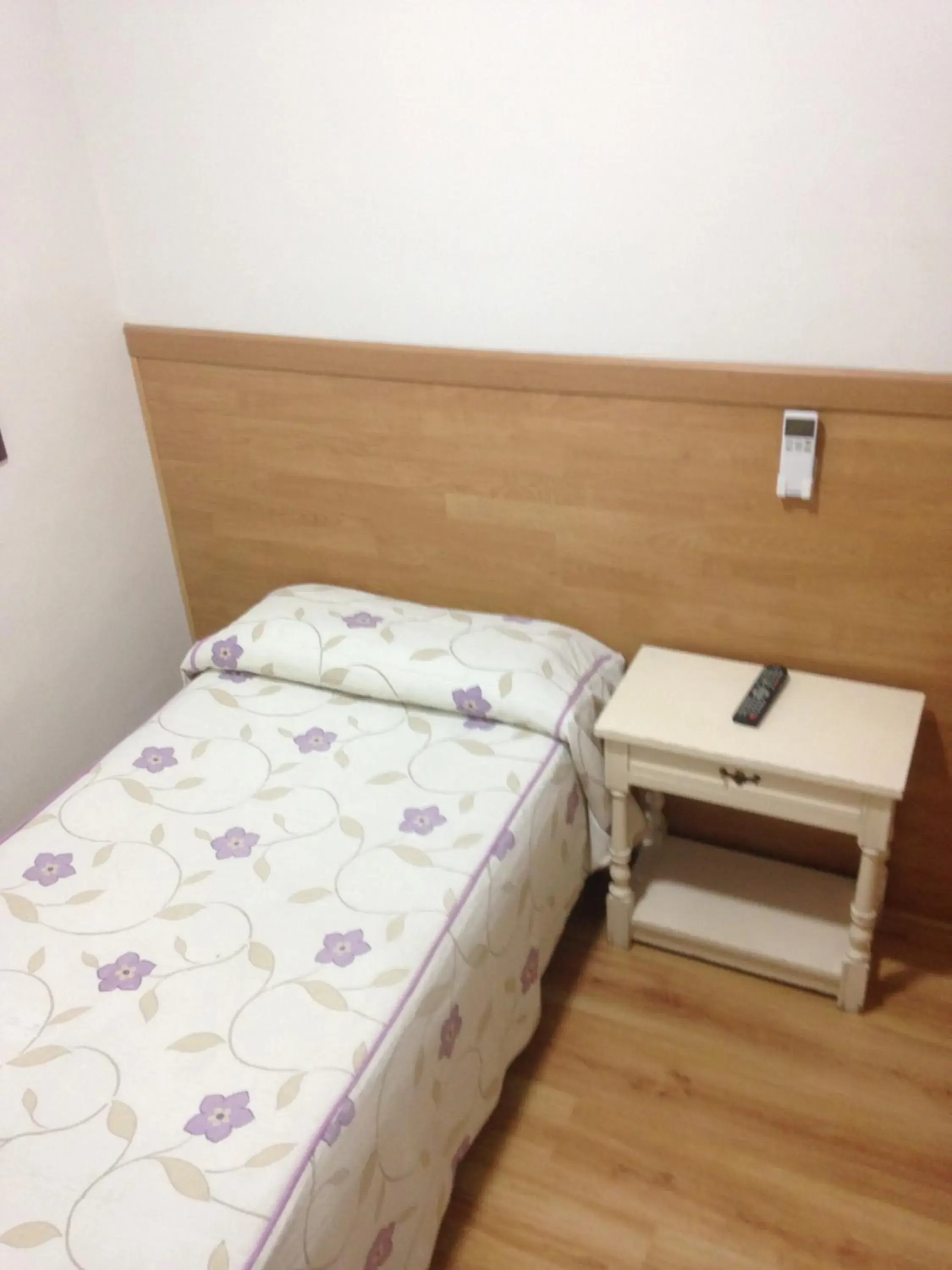 Basic Single Room with Shared Bathroom in Hostal Nersan2 Basic Single Room with Shared Bathroom in Hostal Nersan2