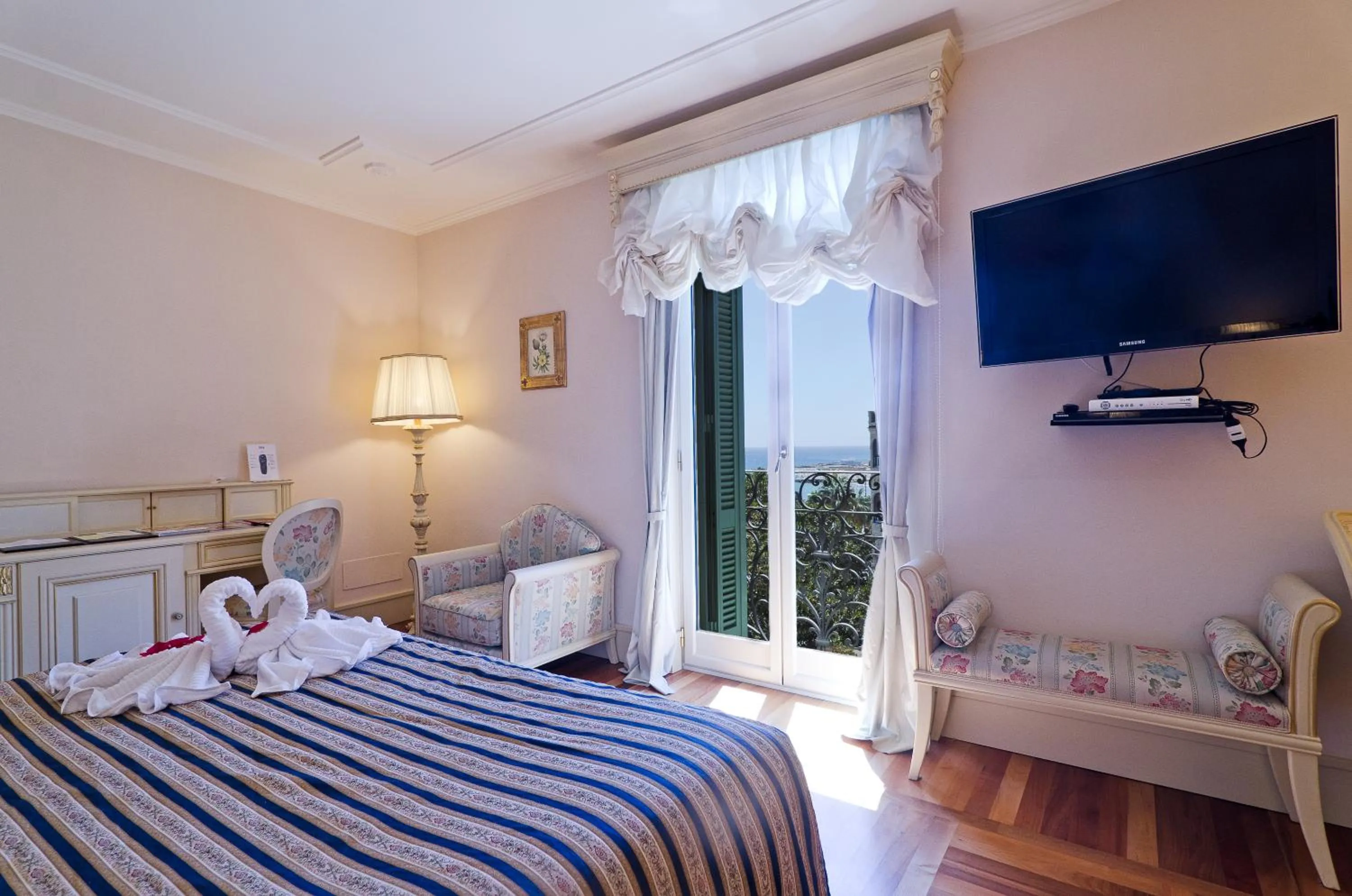 Bed in Hotel De Paris Sanremo