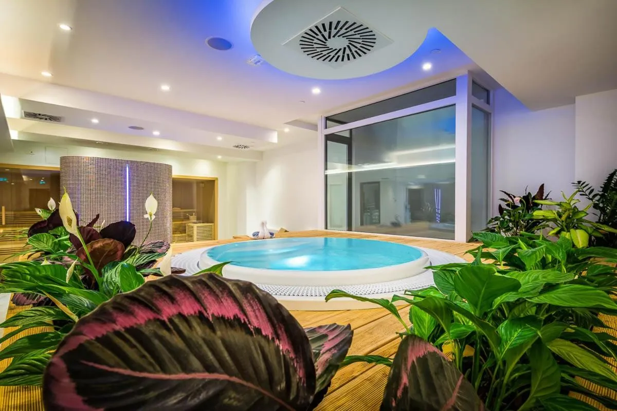 Swimming pool in Hotel Garden Hill