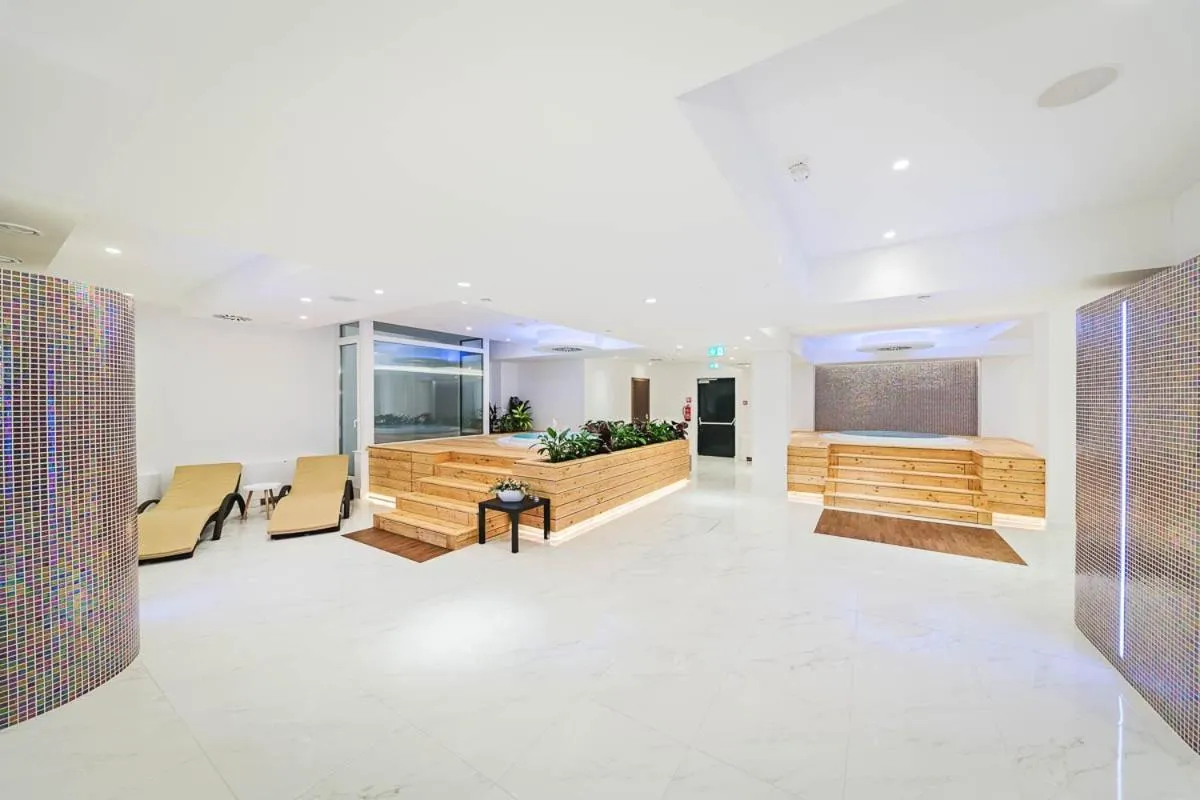 Hot Tub in Hotel Garden Hill