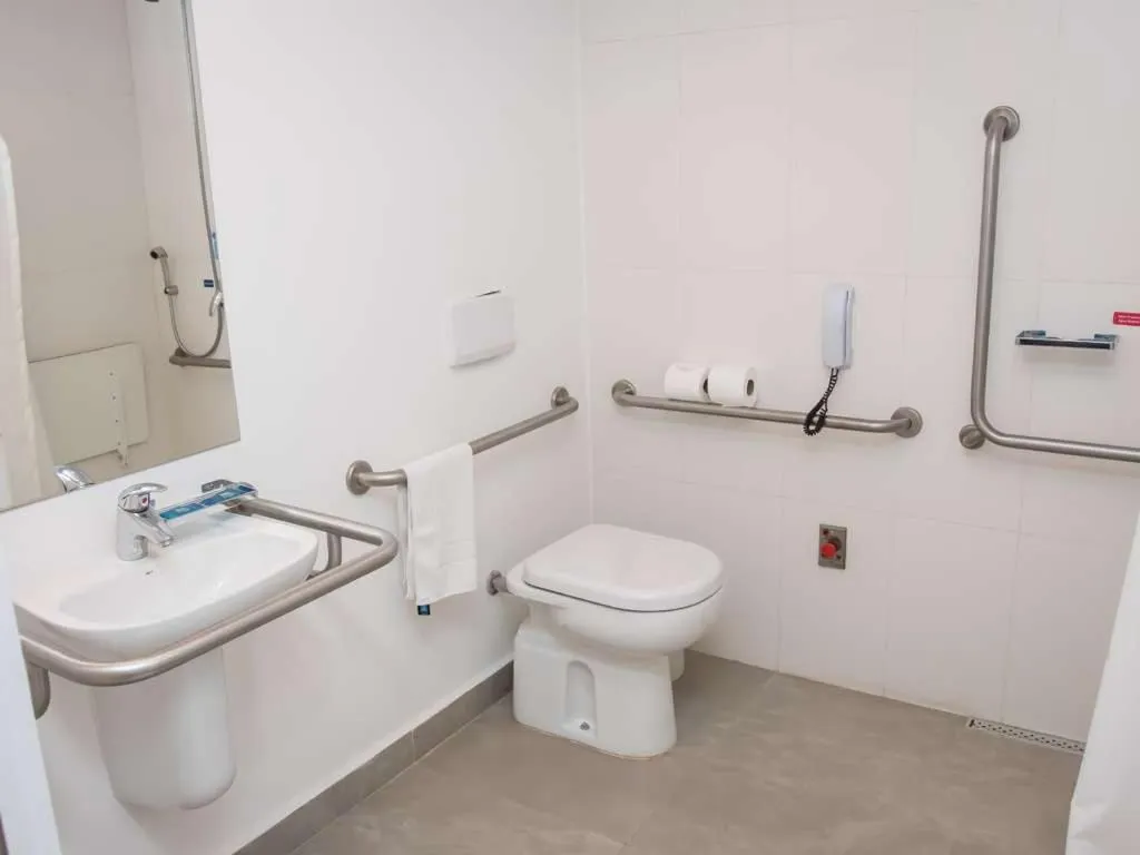 Bathroom in ibis budget Campinas Aquidaban
