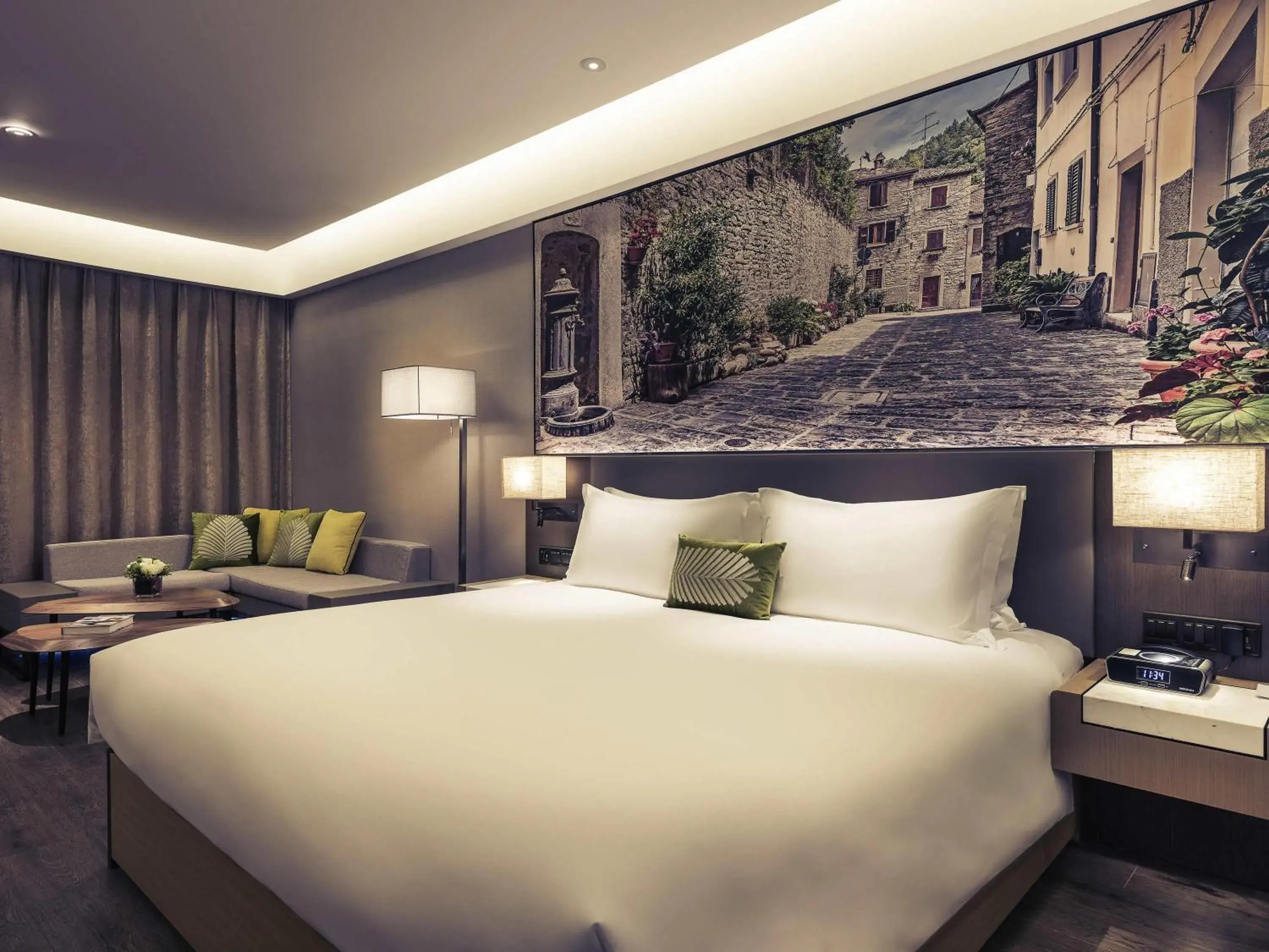 Bedroom in Mercure Shanghai Hongqiao Railway Station Bedroom in Mercure Shanghai Hongqiao Railway Station