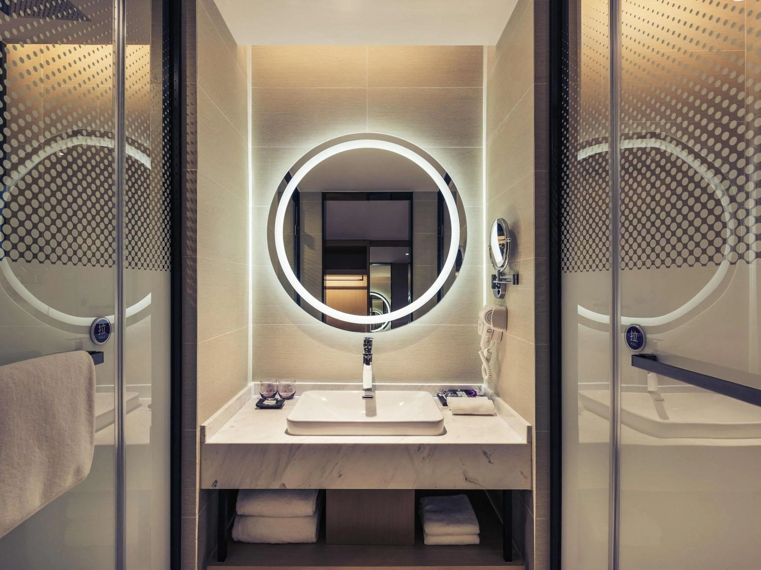 Bedroom in Mercure Shanghai Hongqiao Railway Station