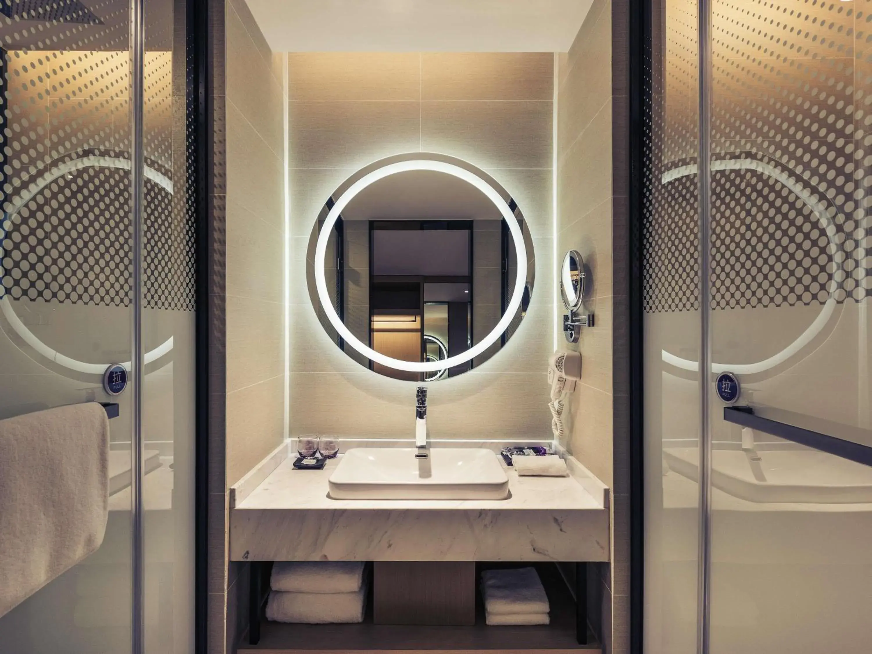 Bedroom in Mercure Shanghai Hongqiao Railway Station Bedroom in Mercure Shanghai Hongqiao Railway Station