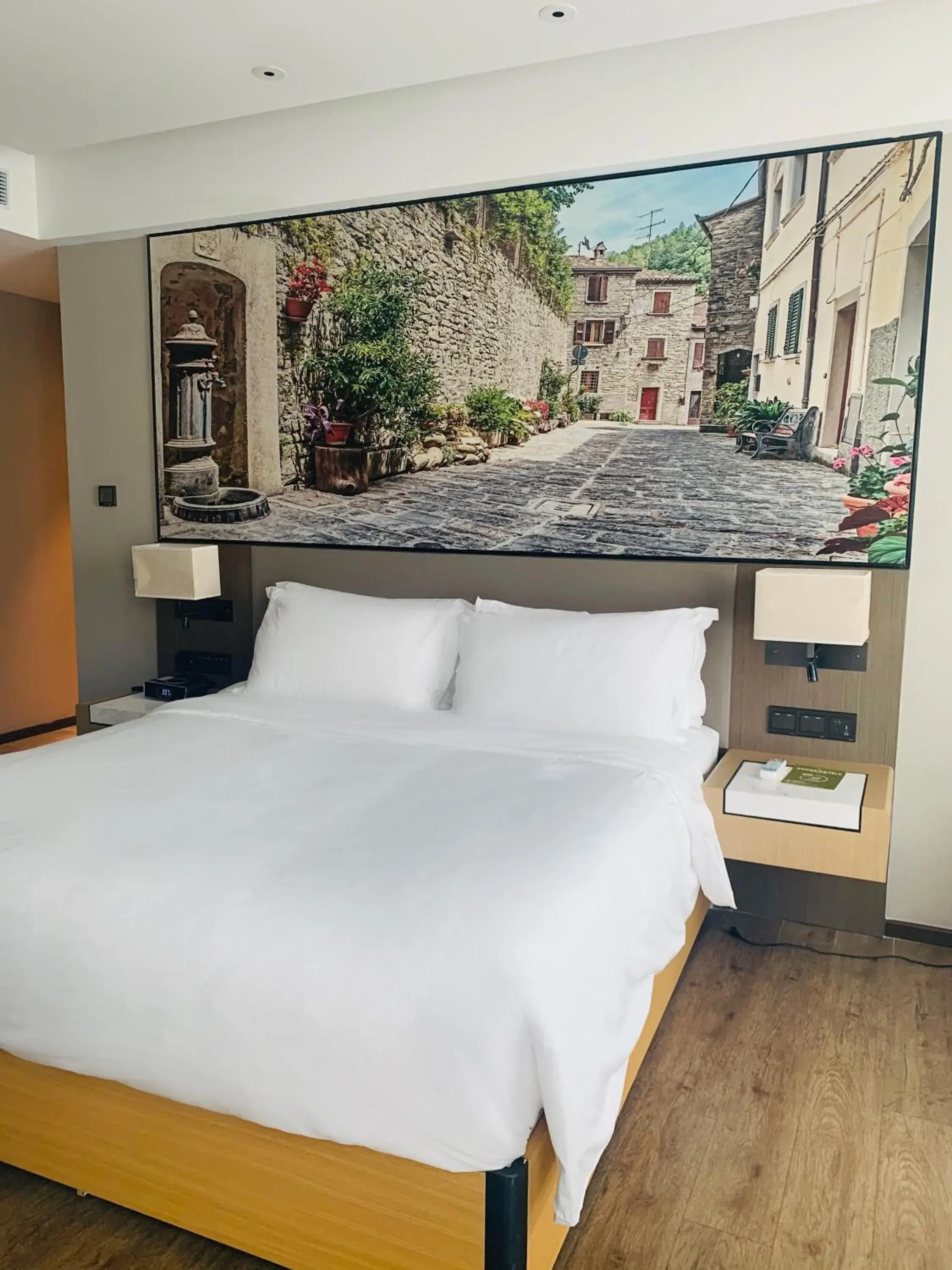 Bed in Mercure Shanghai Hongqiao Railway Station Bed in Mercure Shanghai Hongqiao Railway Station