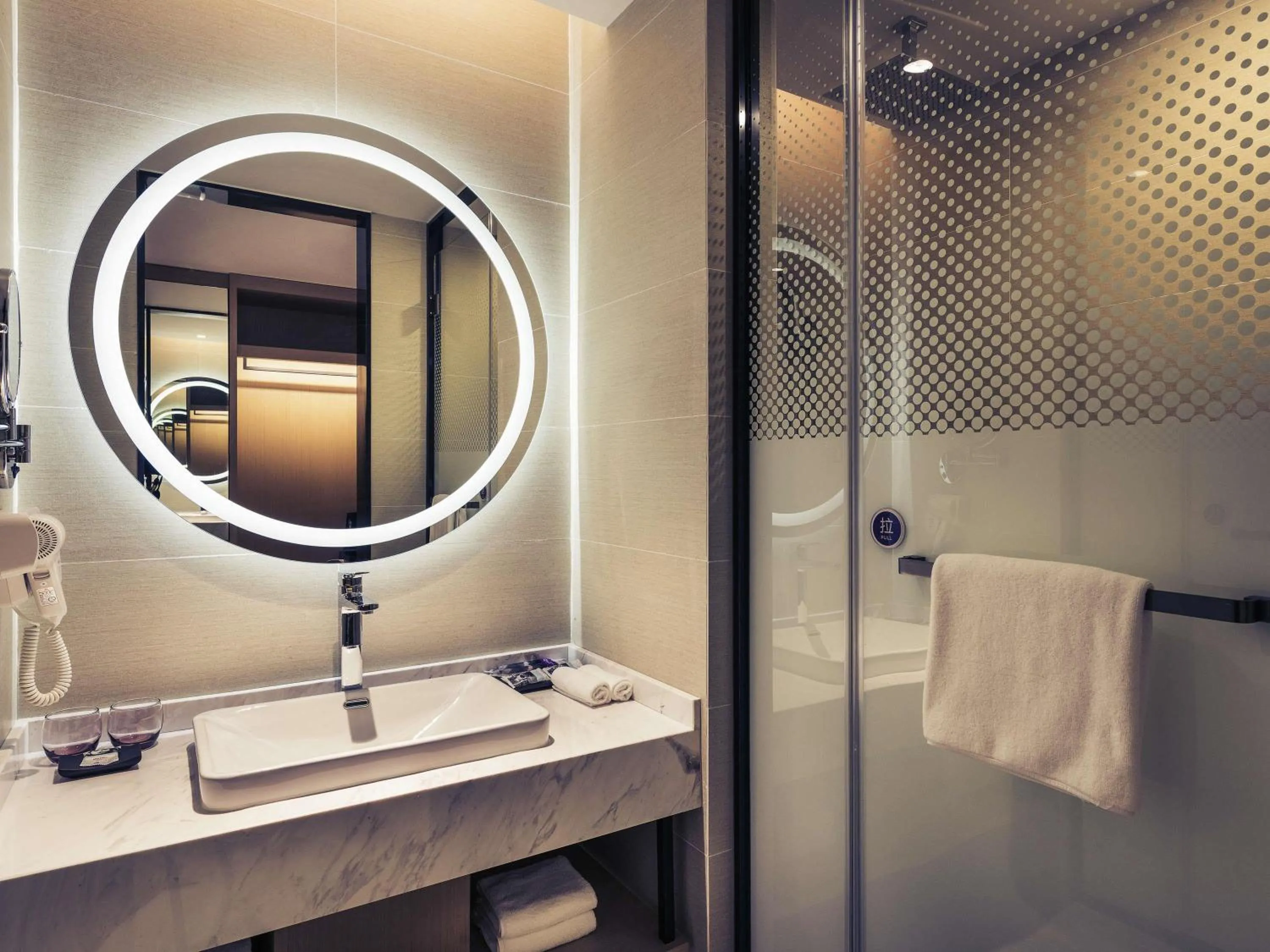 Bedroom in Mercure Shanghai Hongqiao Railway Station