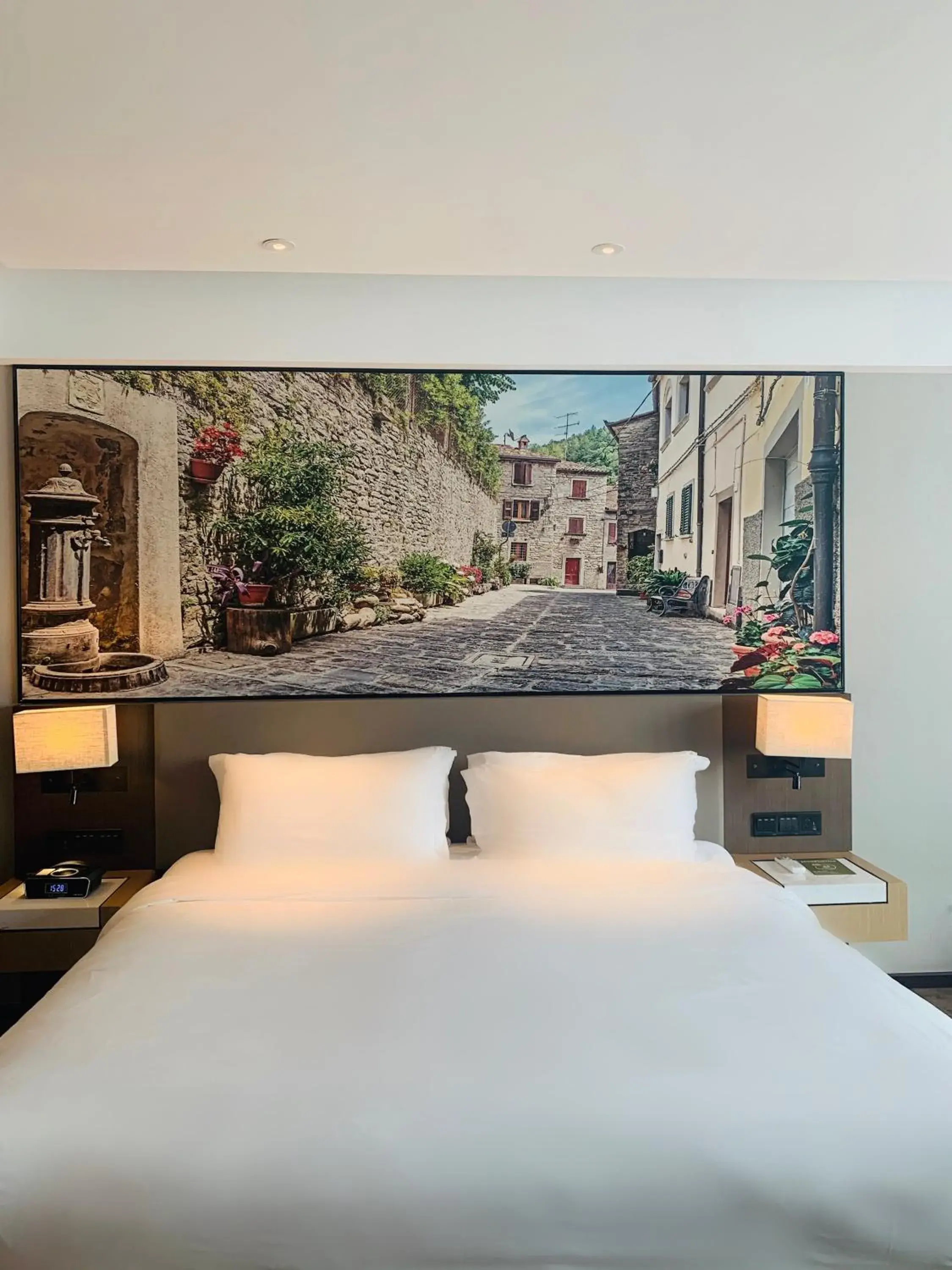 Bed in Mercure Shanghai Hongqiao Railway Station Bed in Mercure Shanghai Hongqiao Railway Station