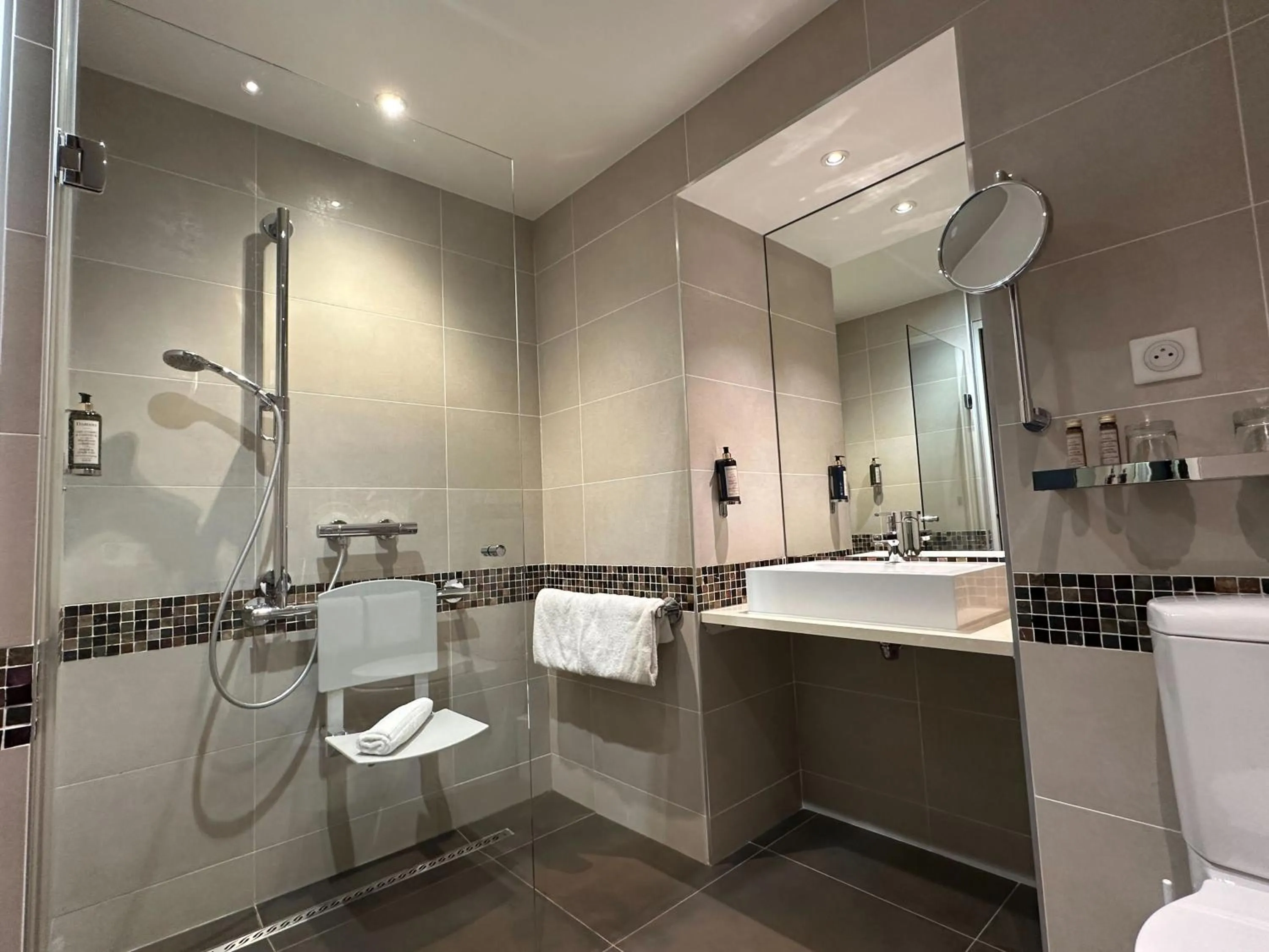 Shower in Hôtel Paris Neuilly
