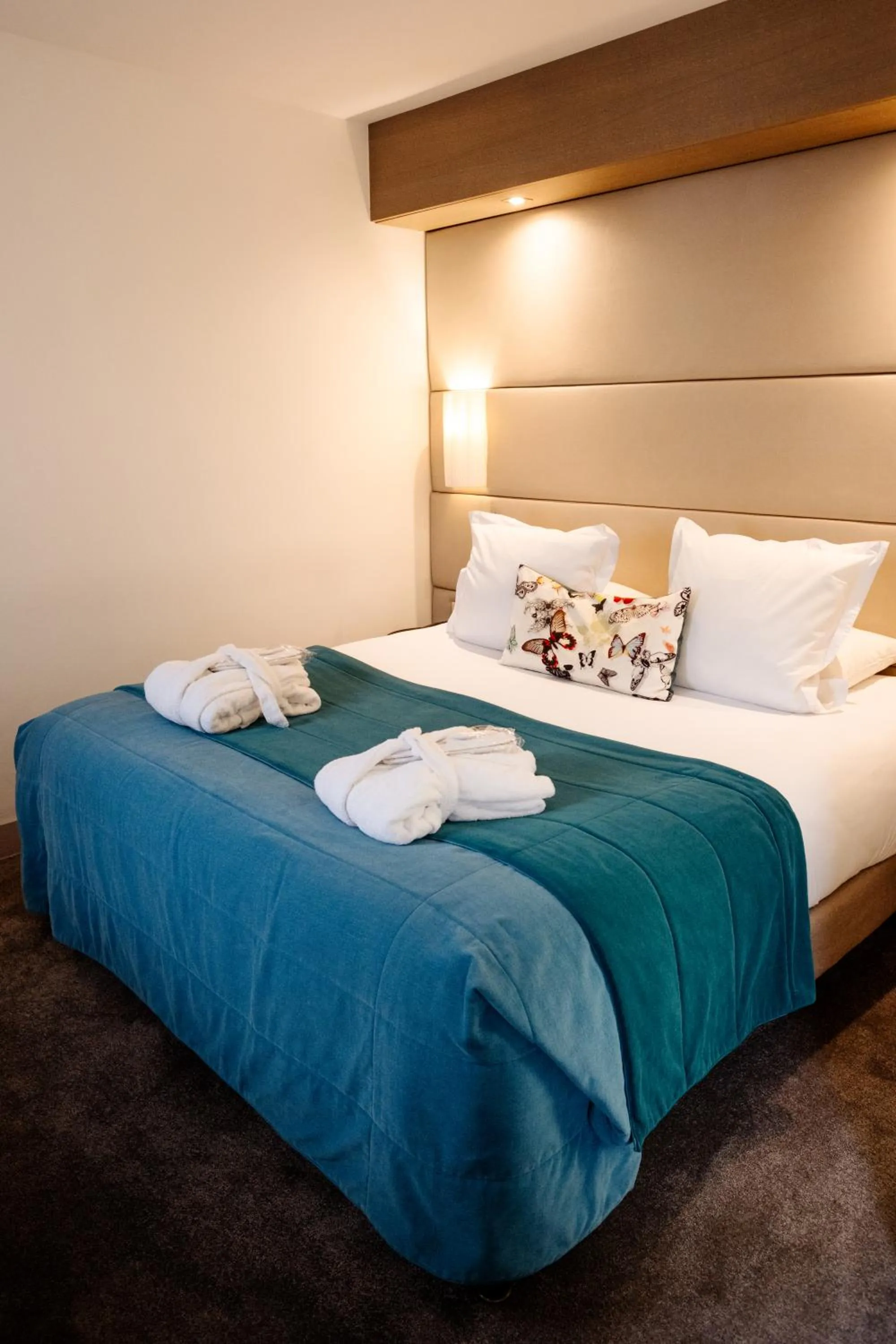 Bedroom, Bed in Hôtel Paris Neuilly