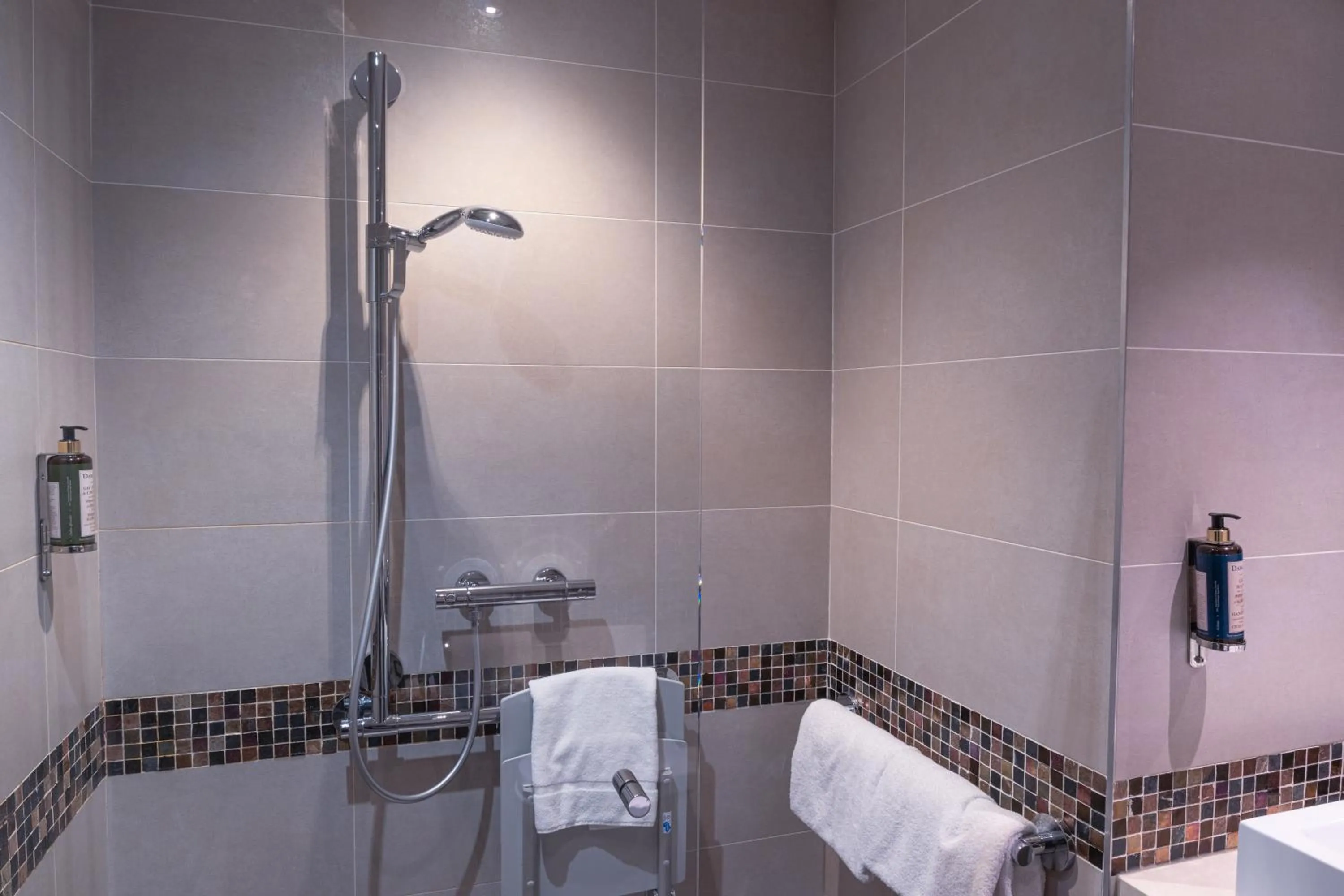 Shower in Hôtel Paris Neuilly