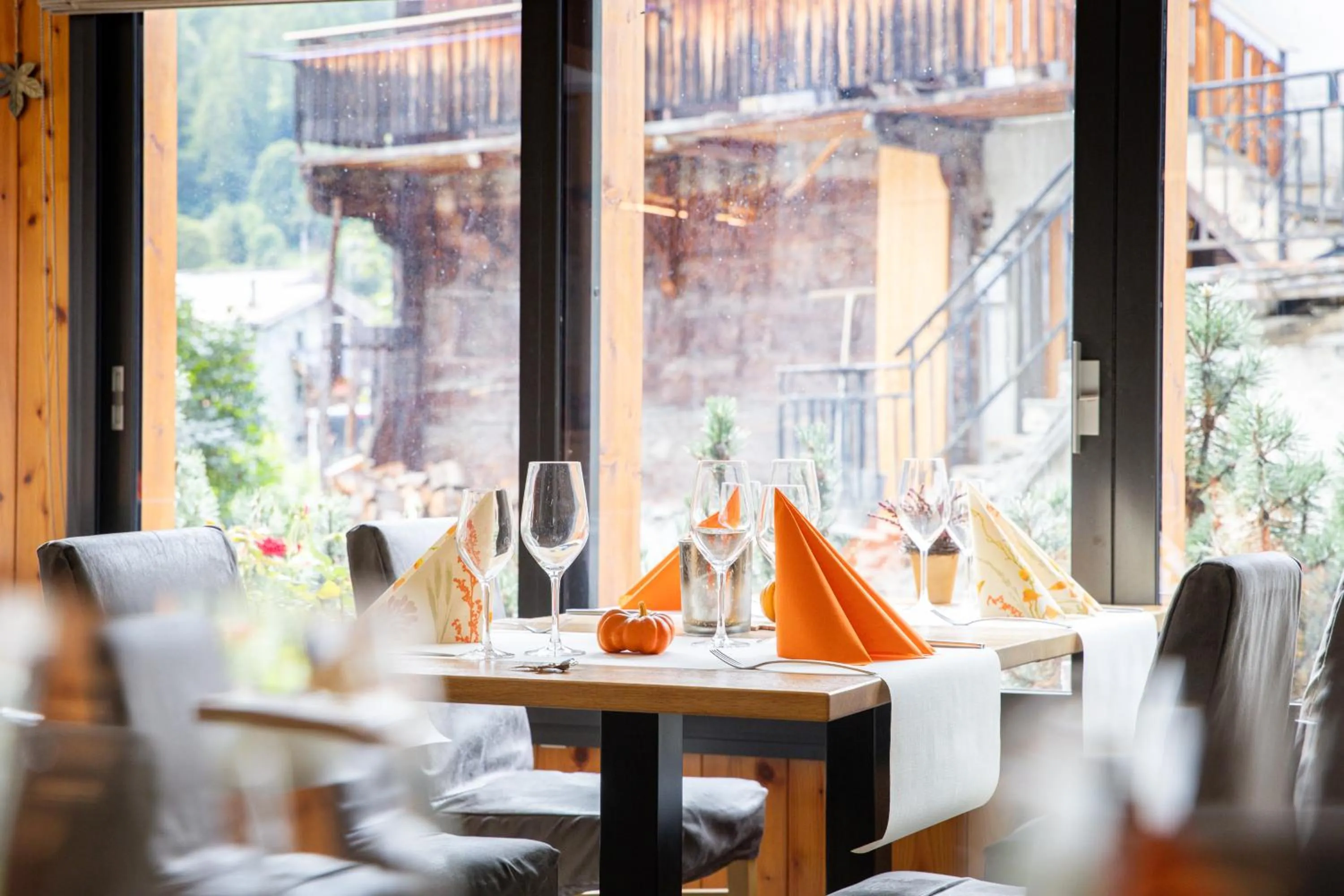 Restaurant/places to eat in Hôtel Dents de Veisivi