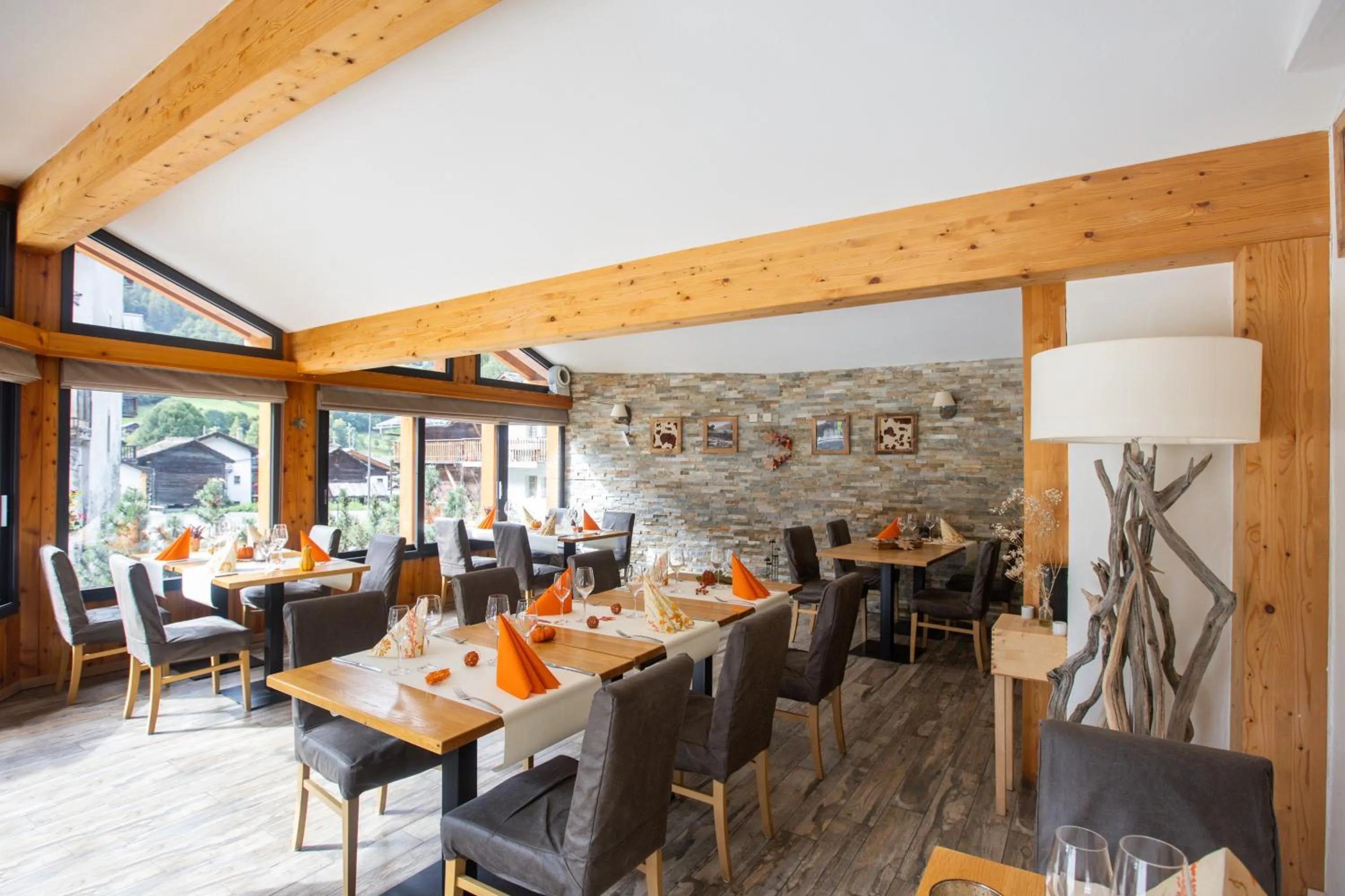 Restaurant/places to eat in Hôtel Dents de Veisivi