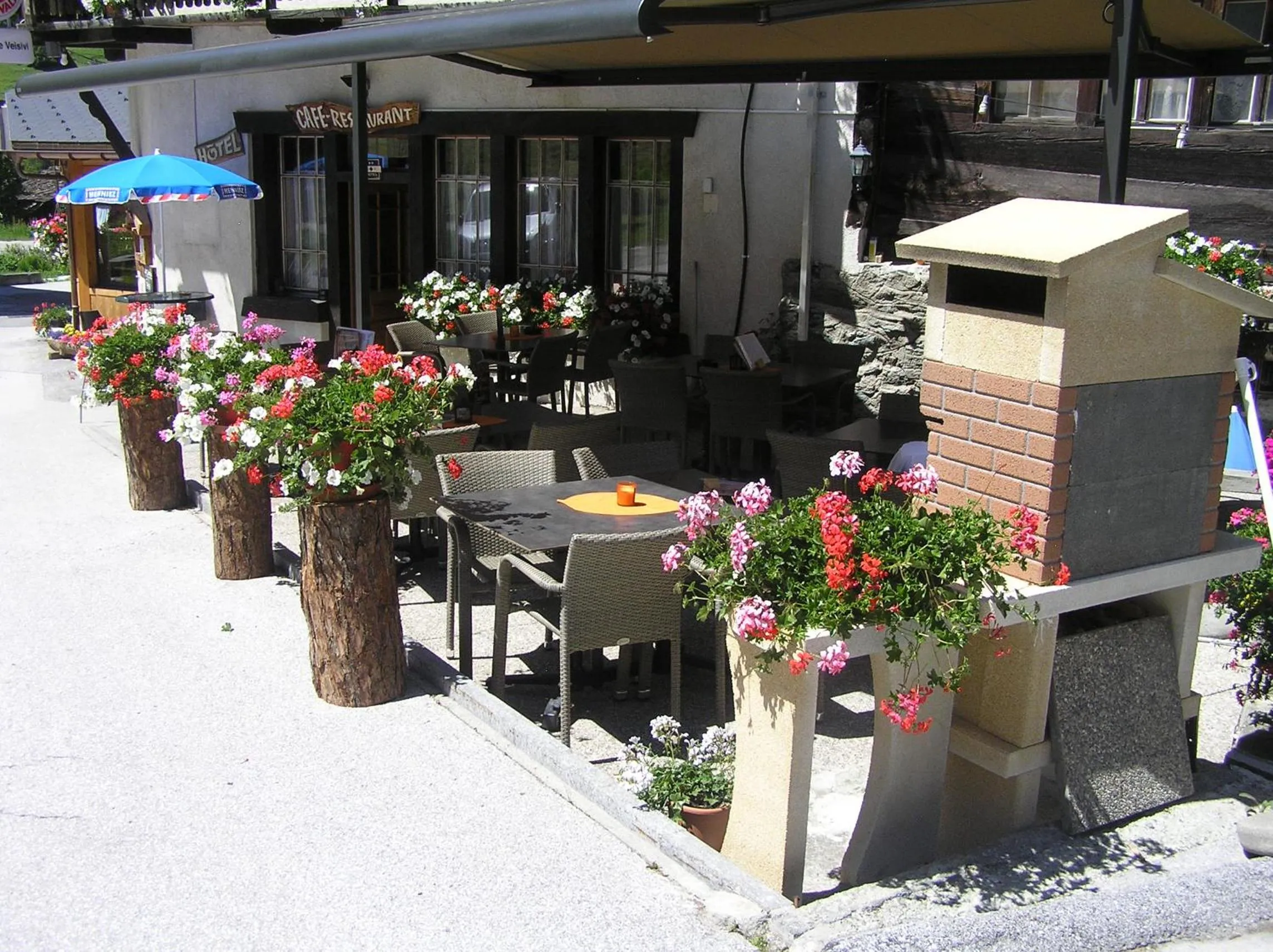 Patio in Hôtel Dents de Veisivi
