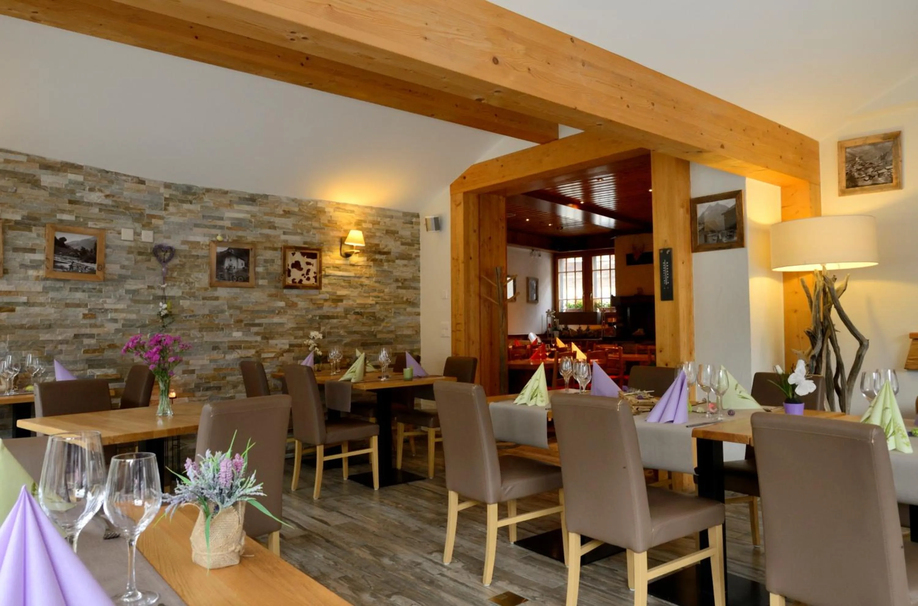 Restaurant/places to eat in Hôtel Dents de Veisivi