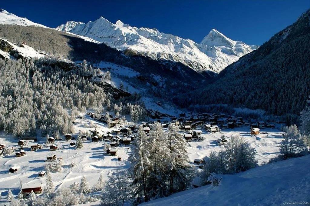 Skiing in Hôtel Dents de Veisivi